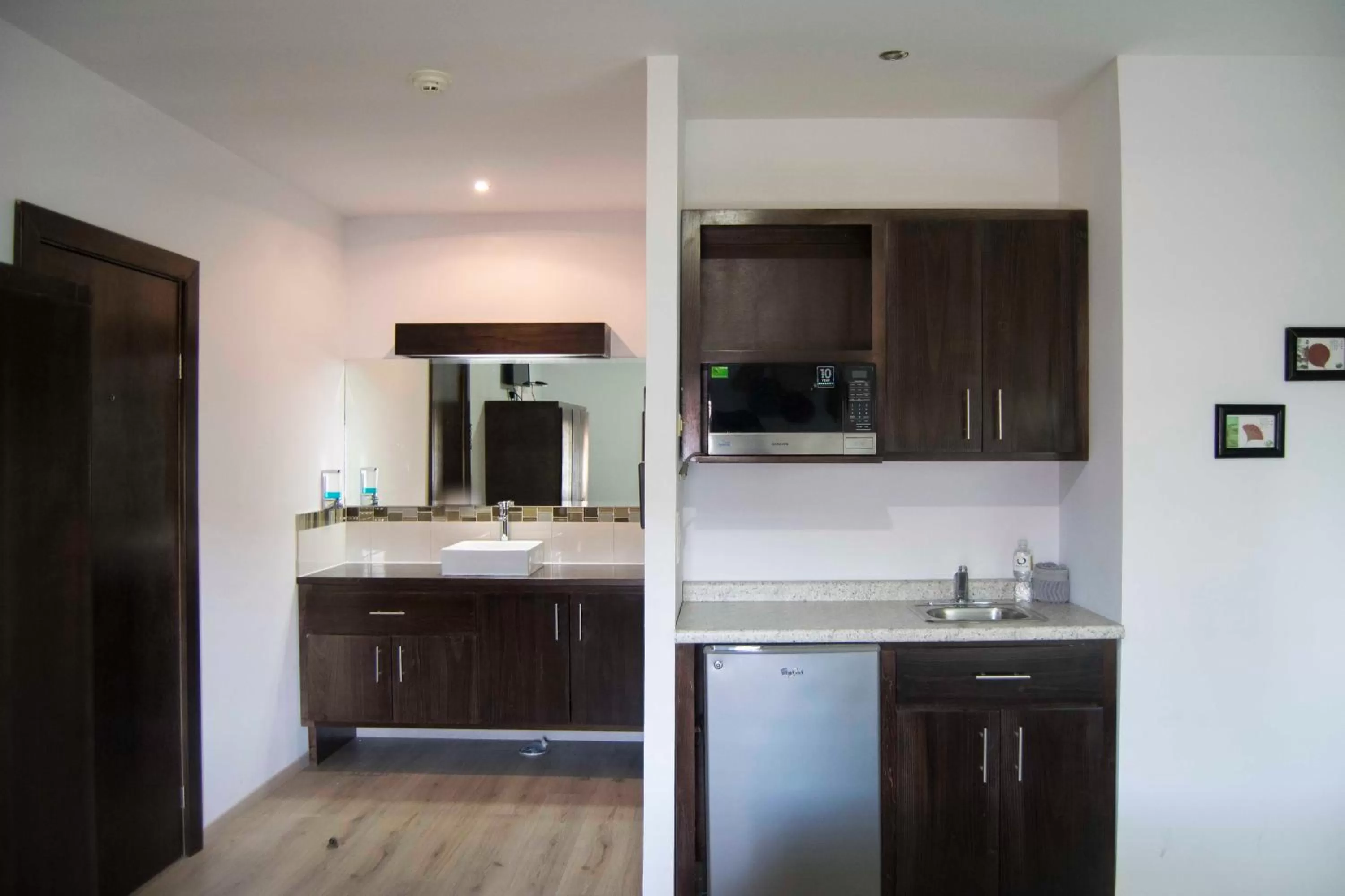 Kitchen/Kitchenette in Hotel Onix Suites