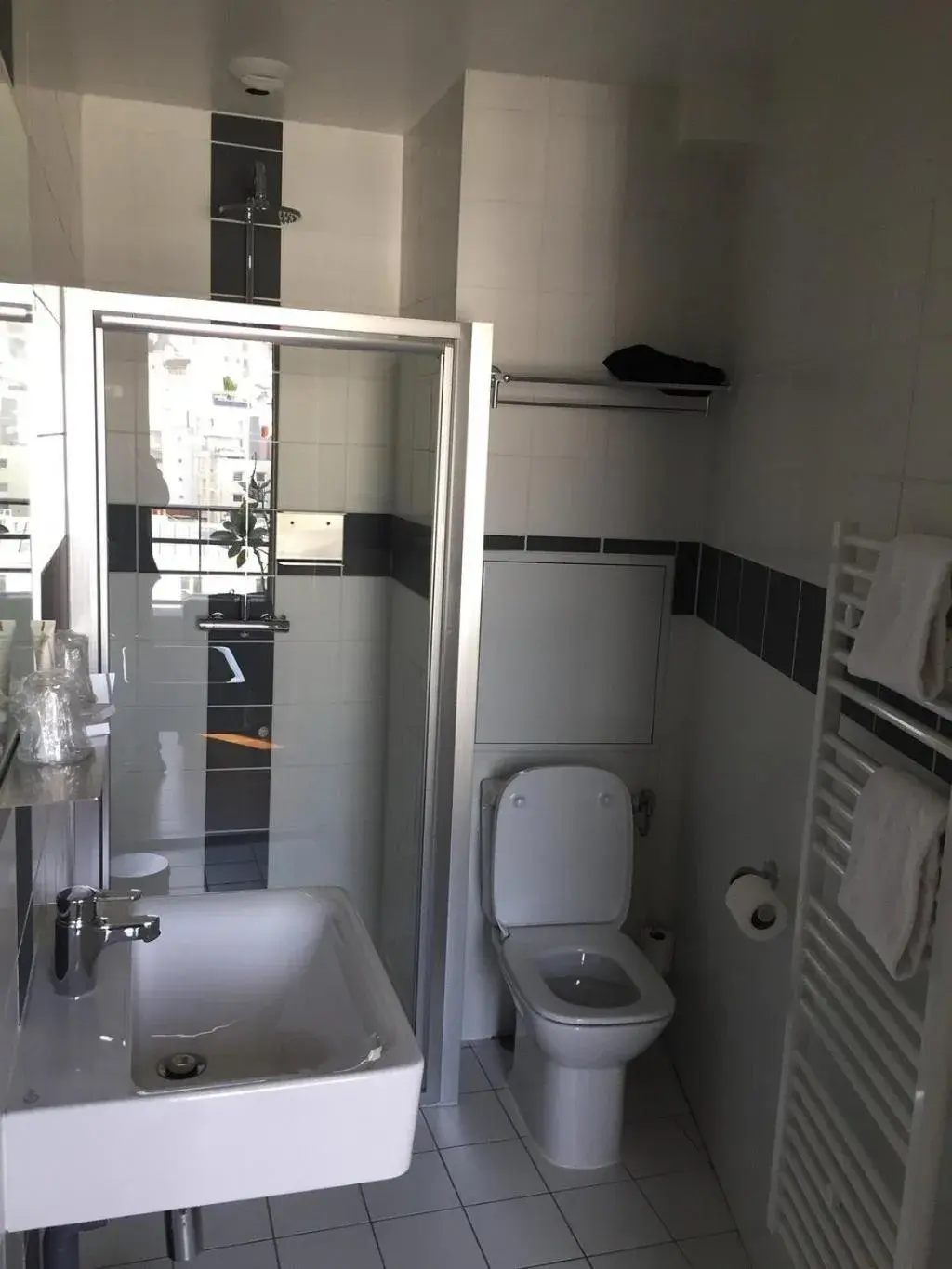 Bathroom in The People - Paris Belleville IEx Les PiaulesI