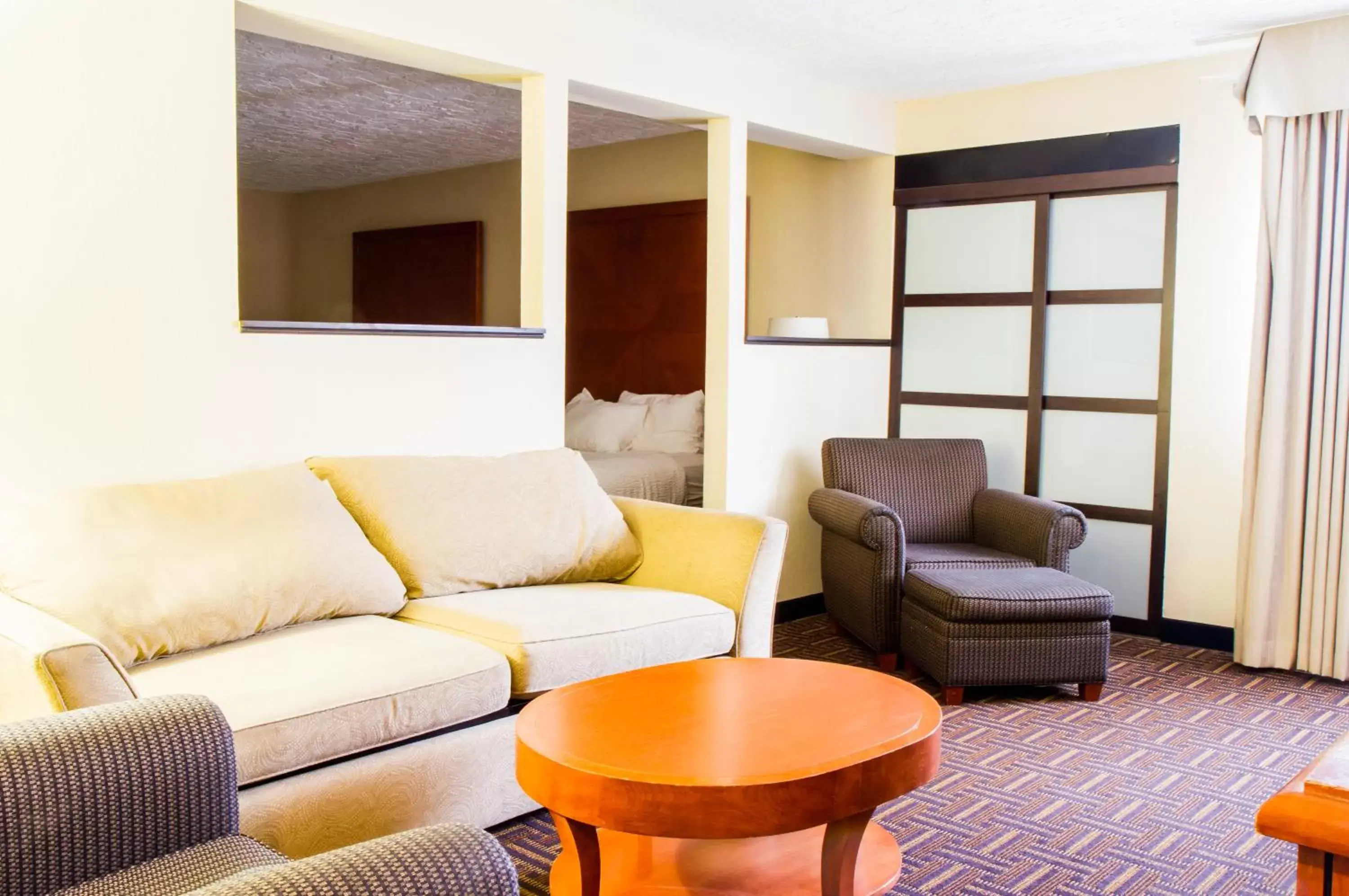 Living room, Seating Area in Wyndham Garden Medicine Hat Conference Center