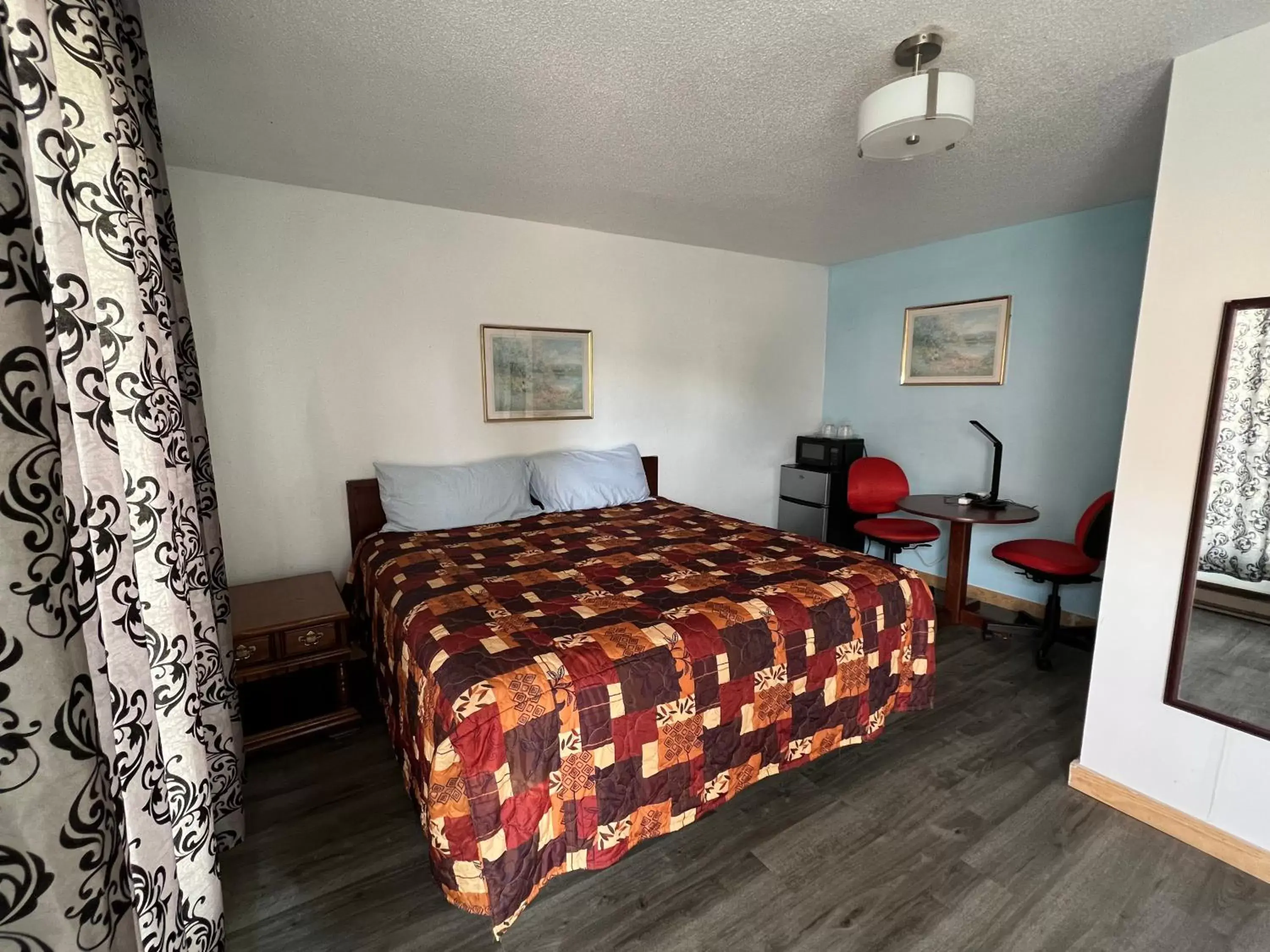 Photo of the whole room, Bed in Liberty Motel