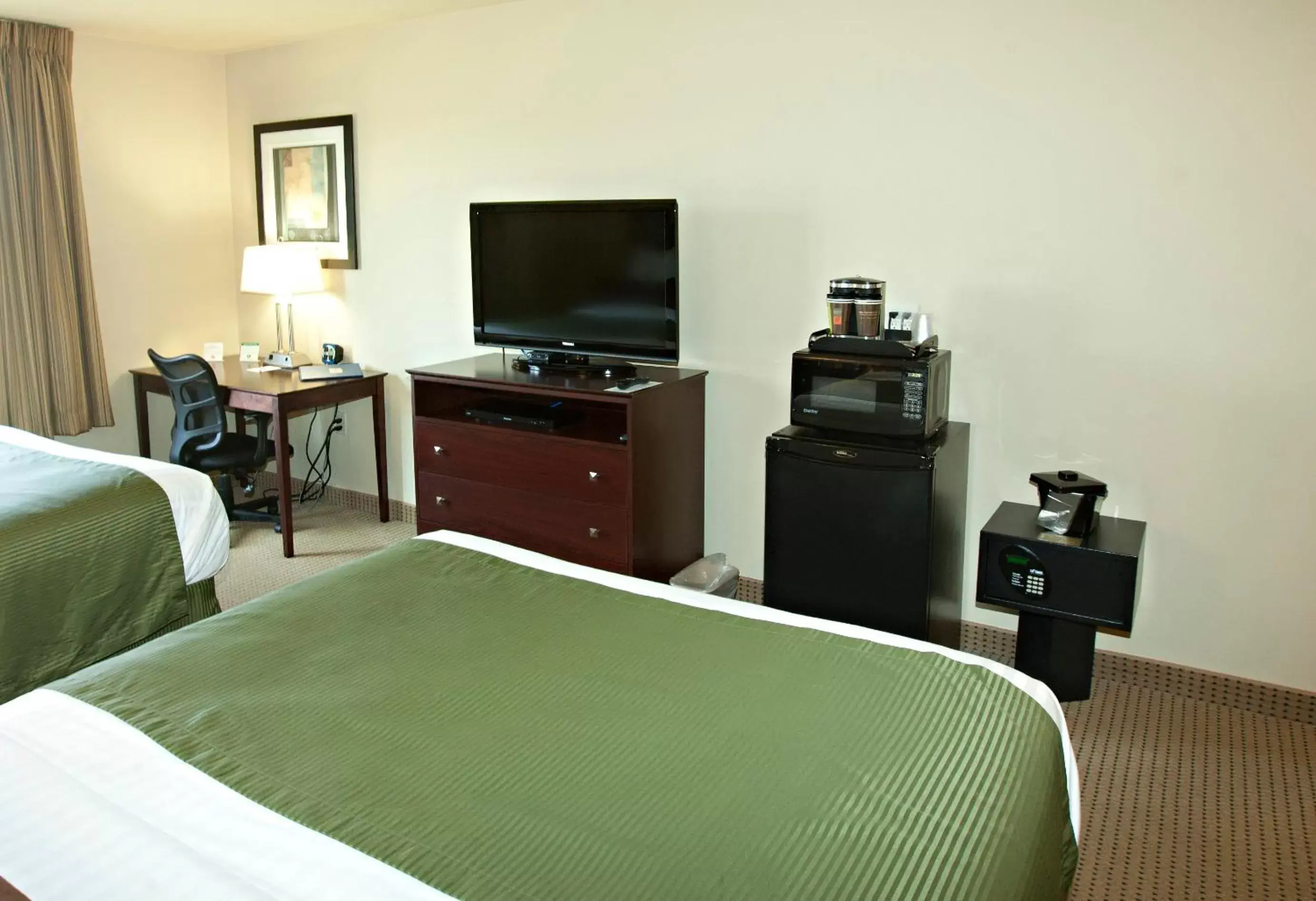 Bedroom, TV/Entertainment Center in Cobblestone Inn & Suites - Langdon