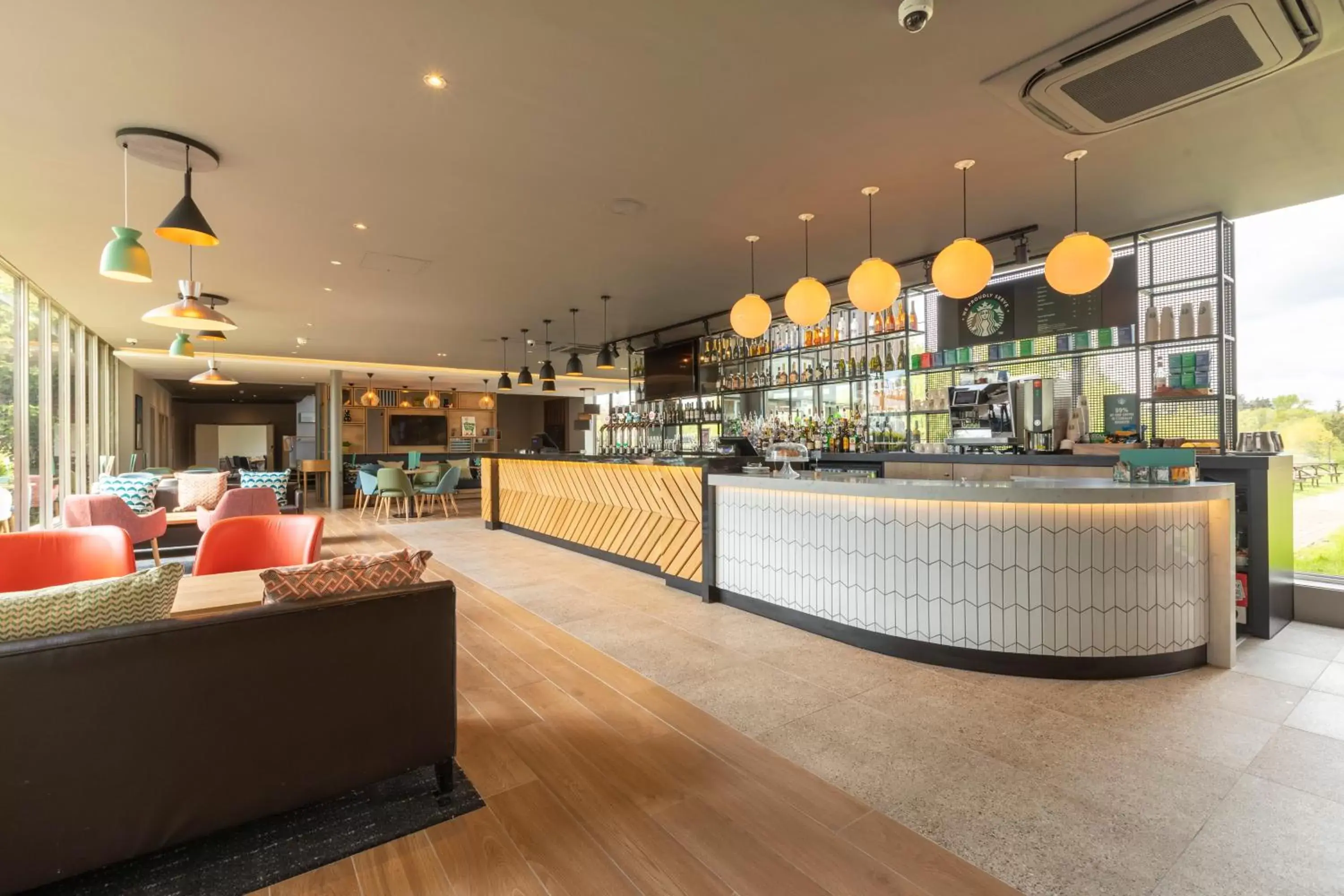Lounge or bar in Holiday Inn Basildon, an IHG Hotel
