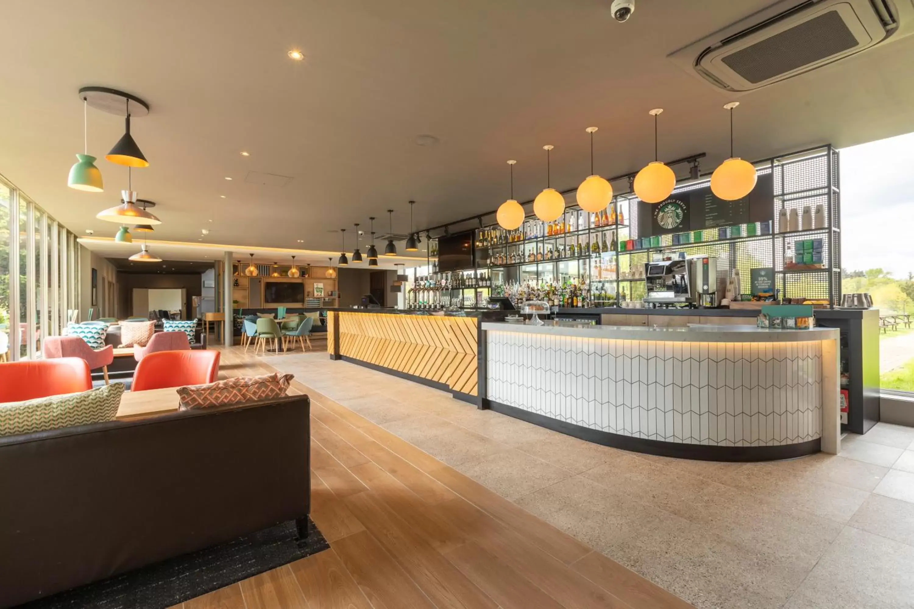 Lounge or bar in Holiday Inn Basildon by IHG Lounge or bar in Holiday Inn Basildon by IHG