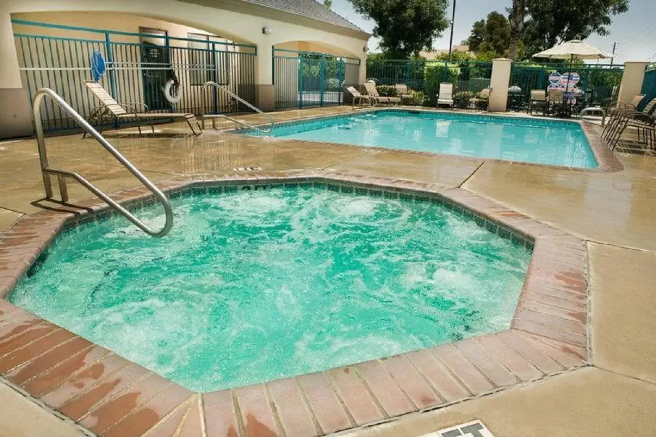 Hot Tub, Swimming Pool in Best Western Exeter Inn & Suites