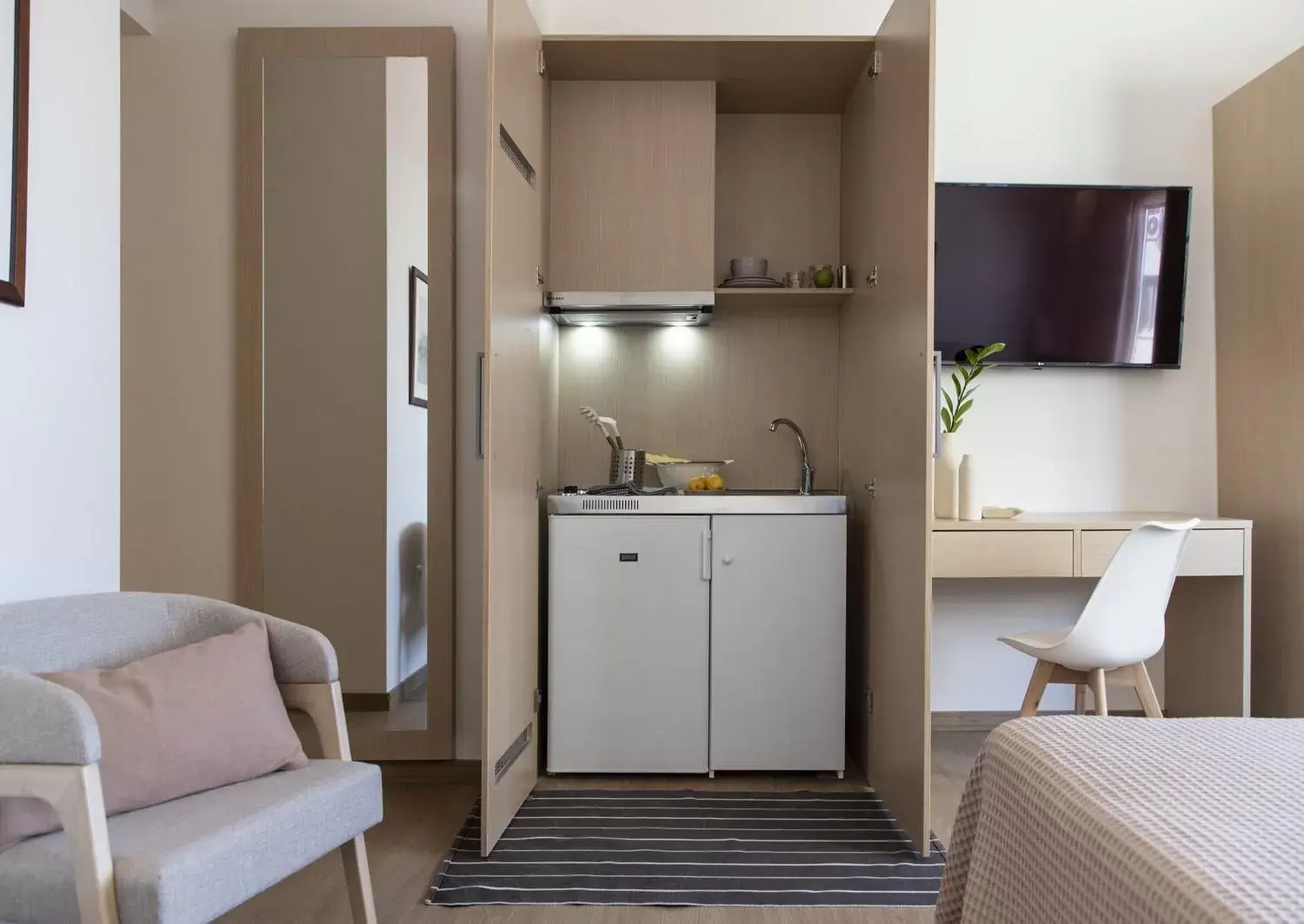 Kitchen or kitchenette, Kitchen/Kitchenette in Gallery Suites & Residences