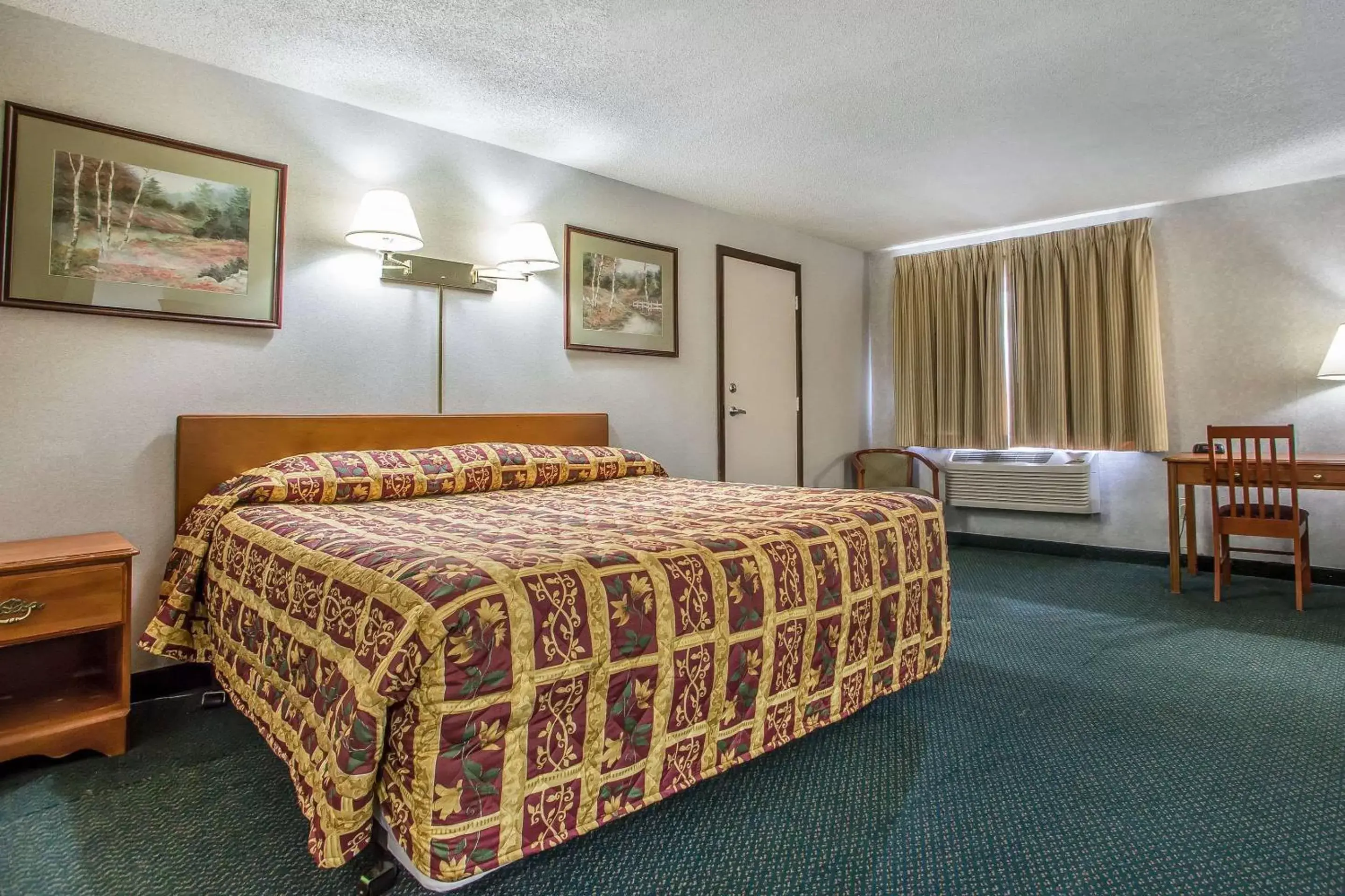 Photo of the whole room, Bed in Rodeway Inn Bedford