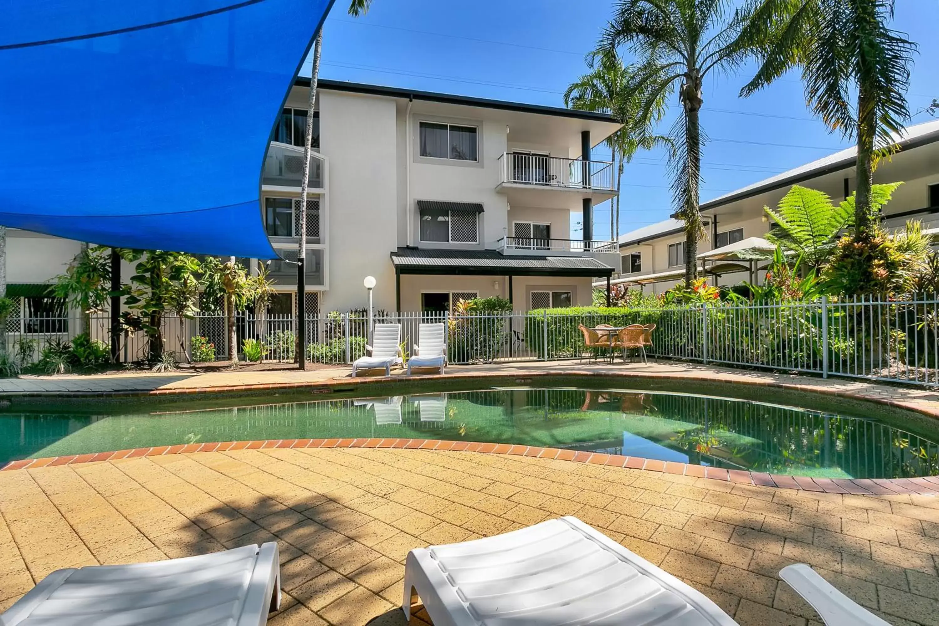 Property building, Swimming Pool in Cairns Reef Apartments & Motel