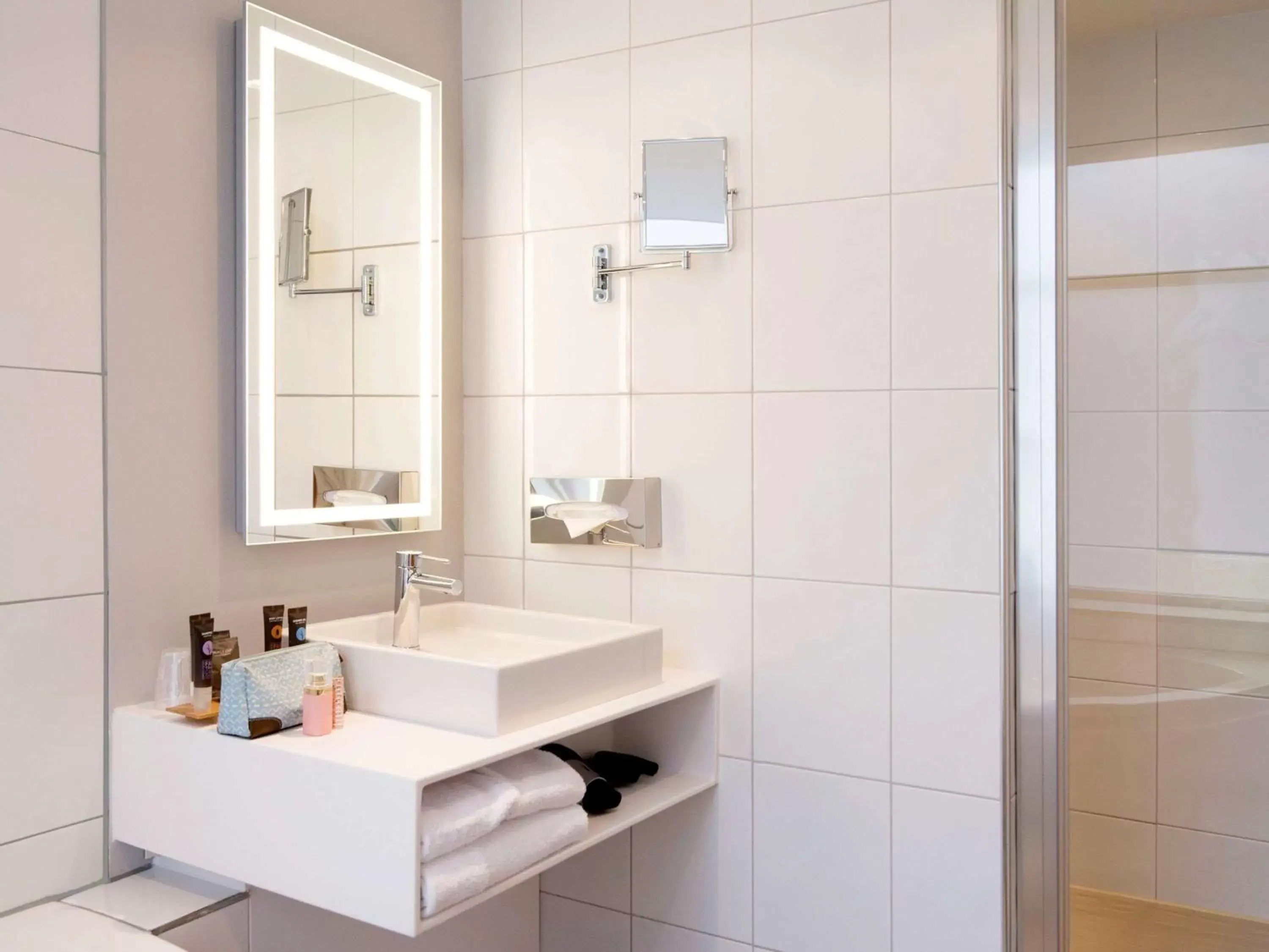 Photo of the whole room, Bathroom in Novotel Den Haag City Centre, fully renovated