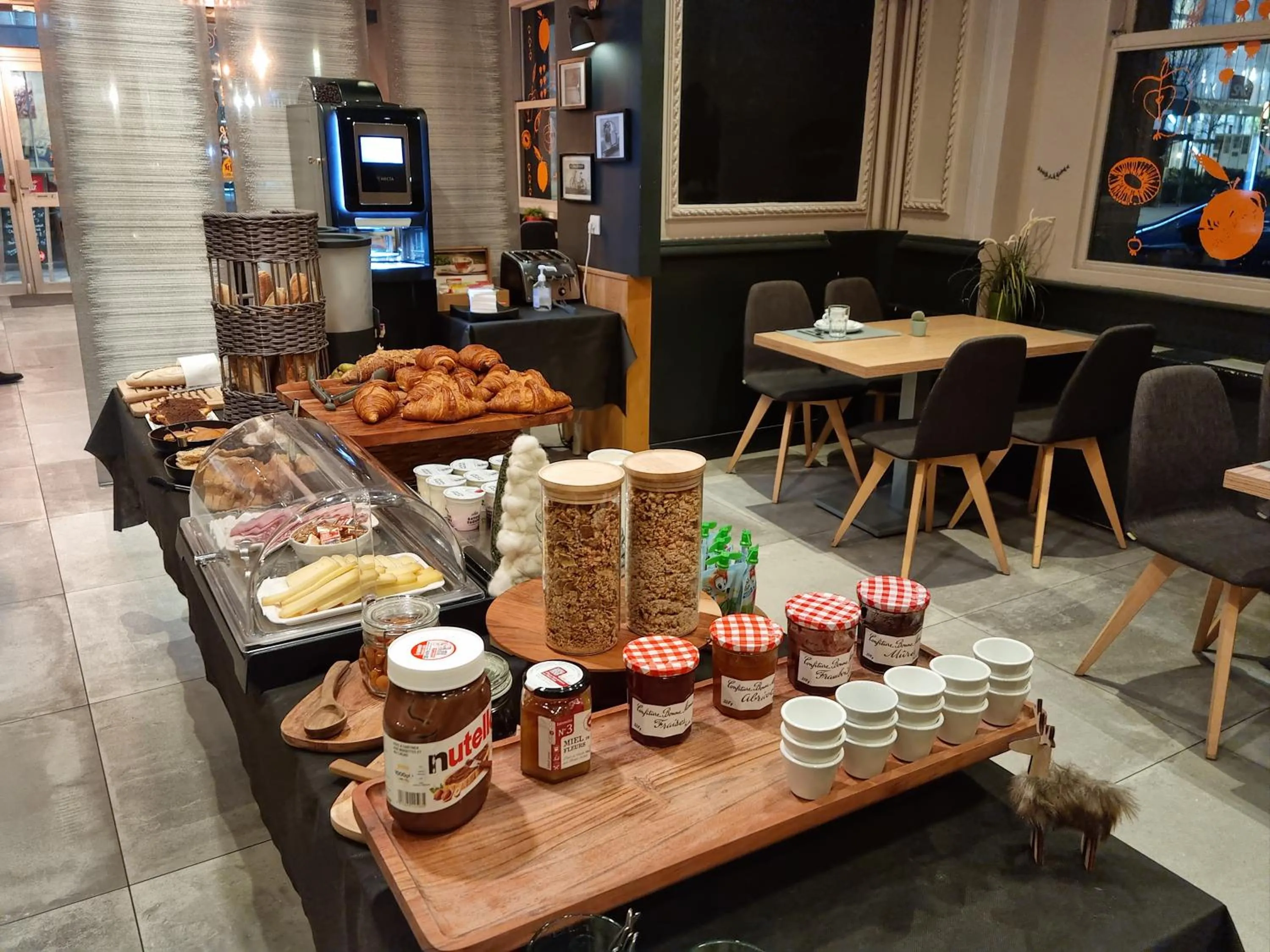 Breakfast in Hotel Actuel Chambéry Centre Gare