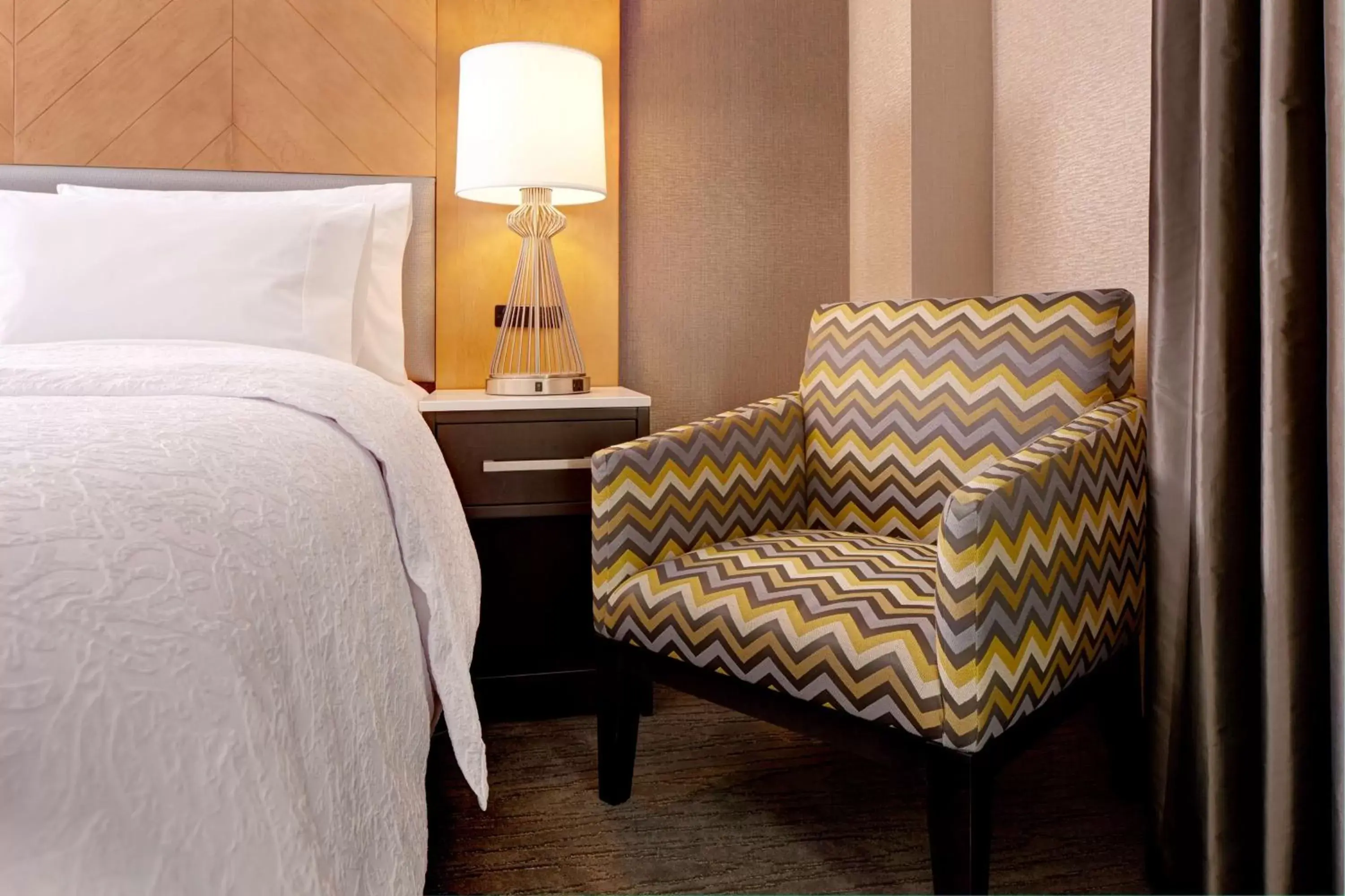 Bed, Seating Area in Hampton Inn Brooklyn Downtown