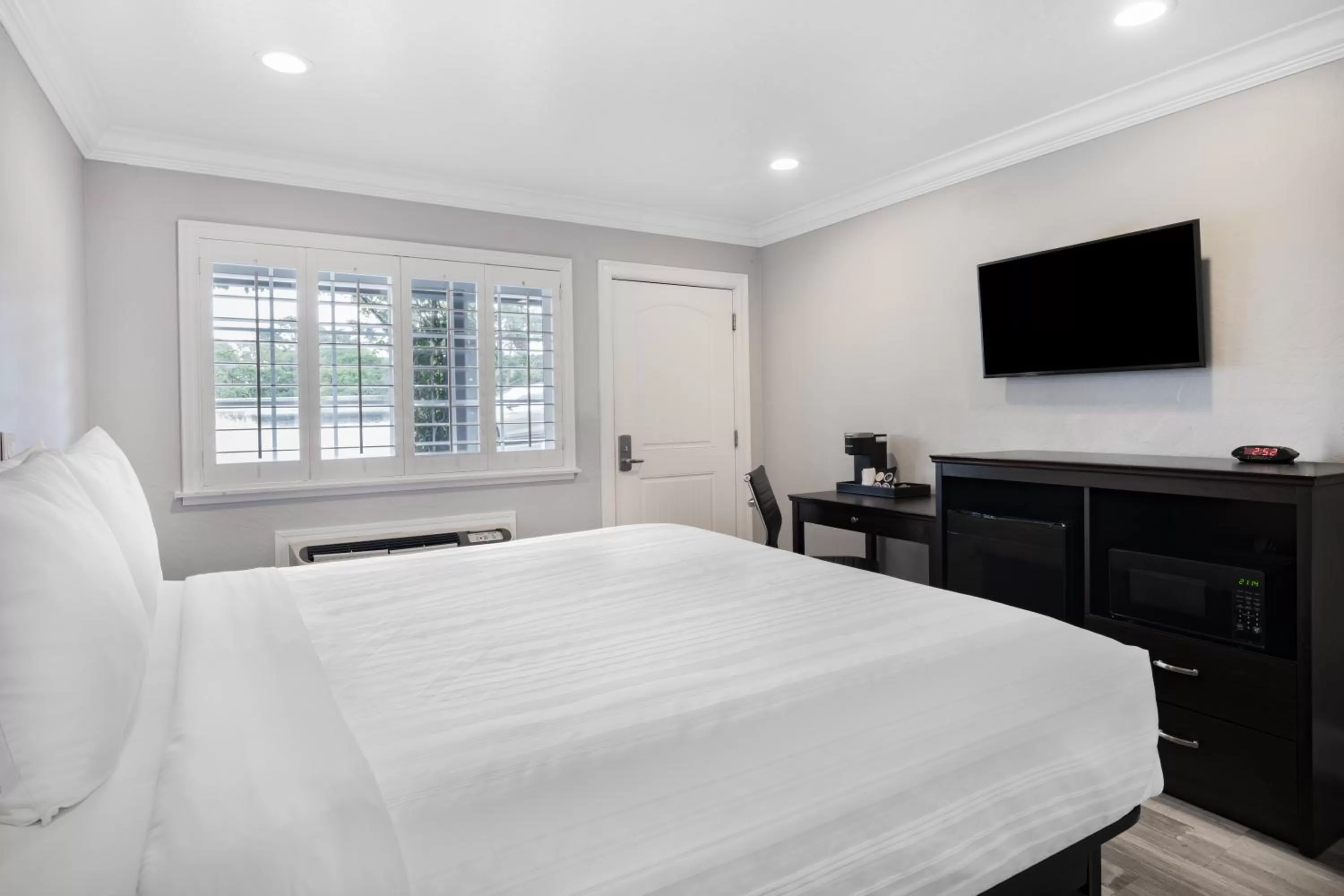 TV and multimedia, Bed in Aura Inn Monterey