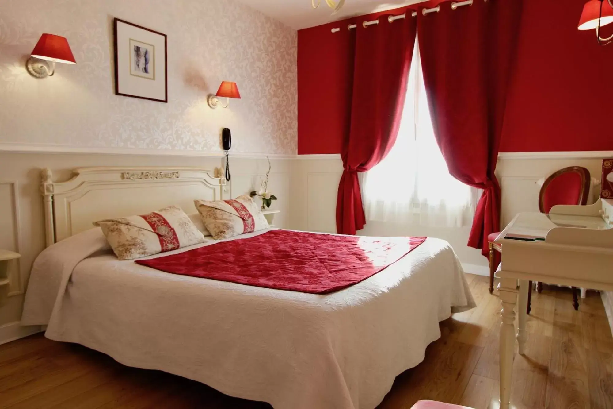 Photo of the whole room, Bed in Hôtel Chopin