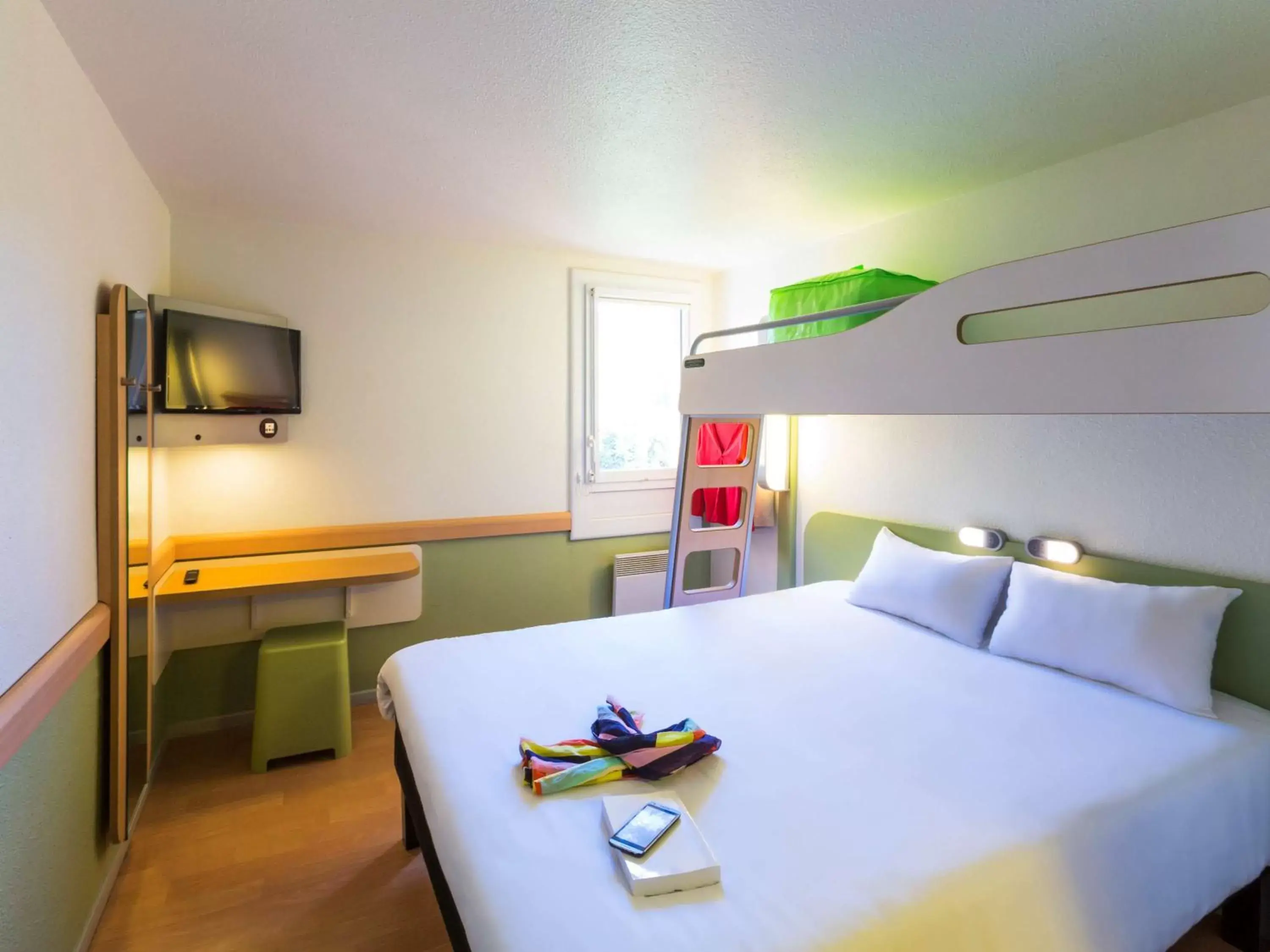 Photo of the whole room, Bunk Bed in Ibis budget Béziers Est Mediterranée A9 / A75