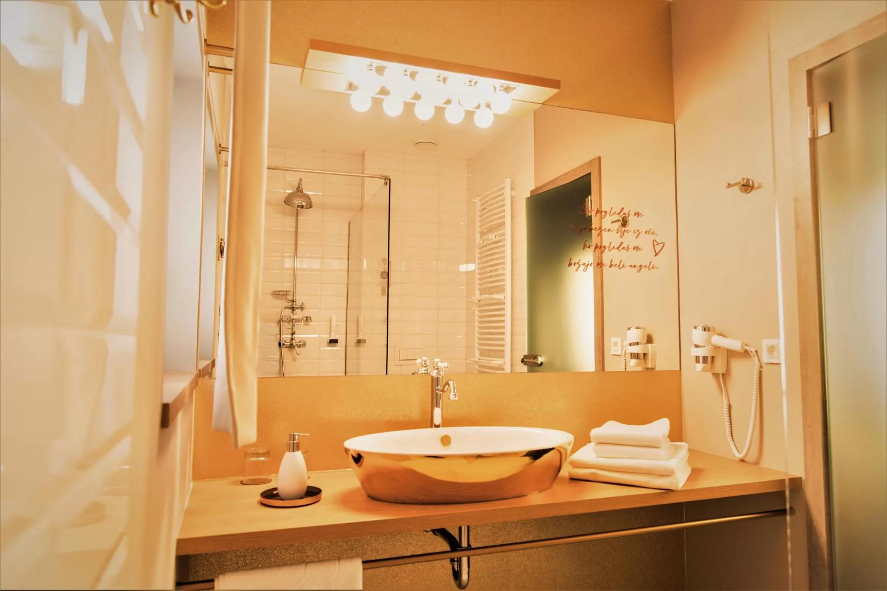 Shower in Hotel Kunst