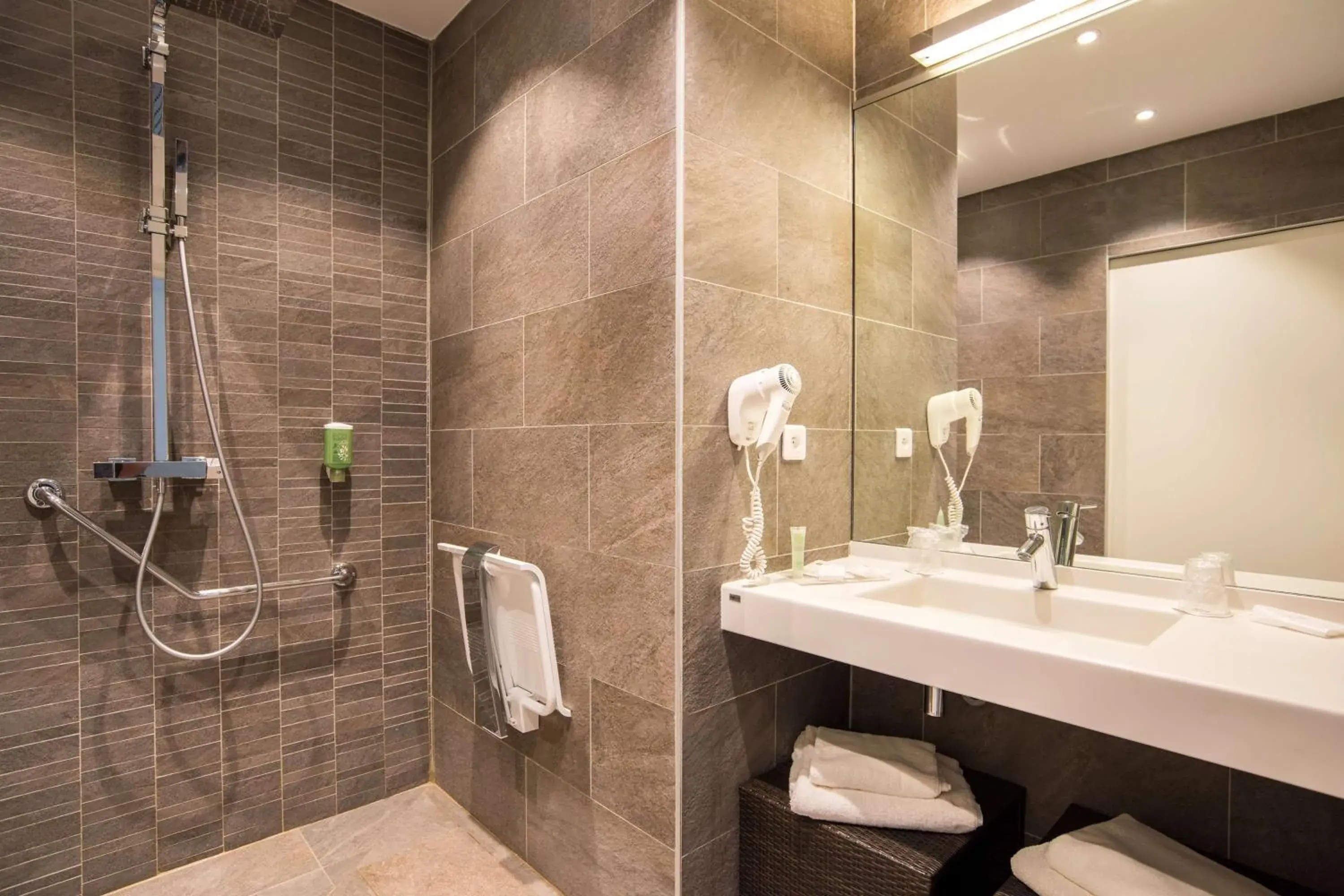 Photo of the whole room, Bathroom in Best Western Sevan Parc Hotel