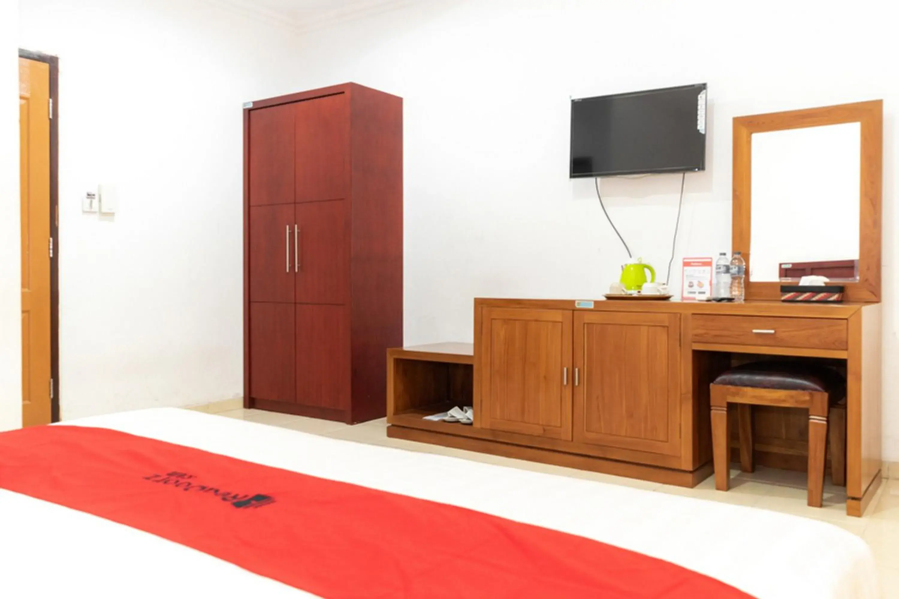 Bathroom, TV/Entertainment Center in RedDoorz Plus Syariah near Java Supermall Semarang 2