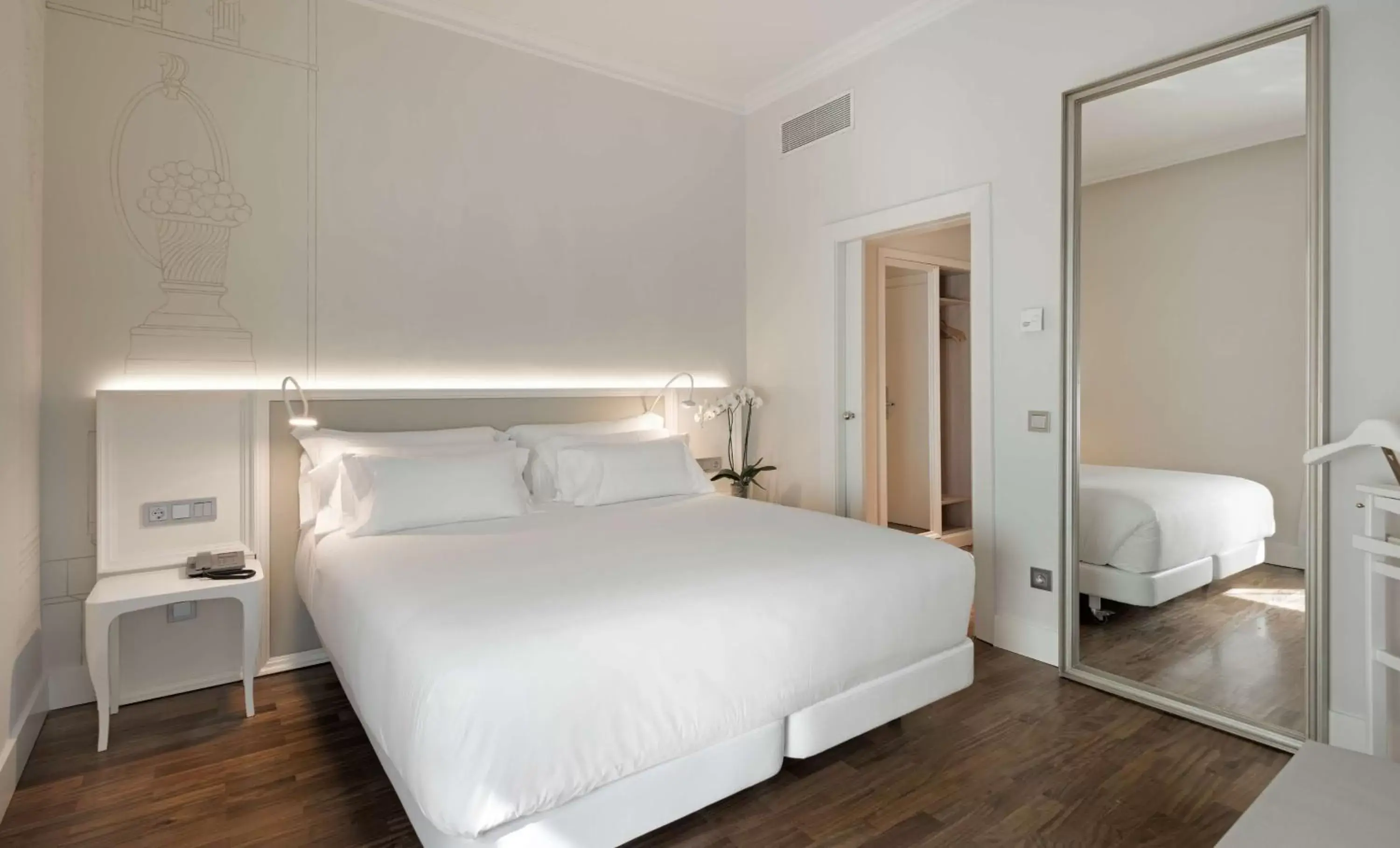 Photo of the whole room, Bed in NH Collection Madrid Abascal