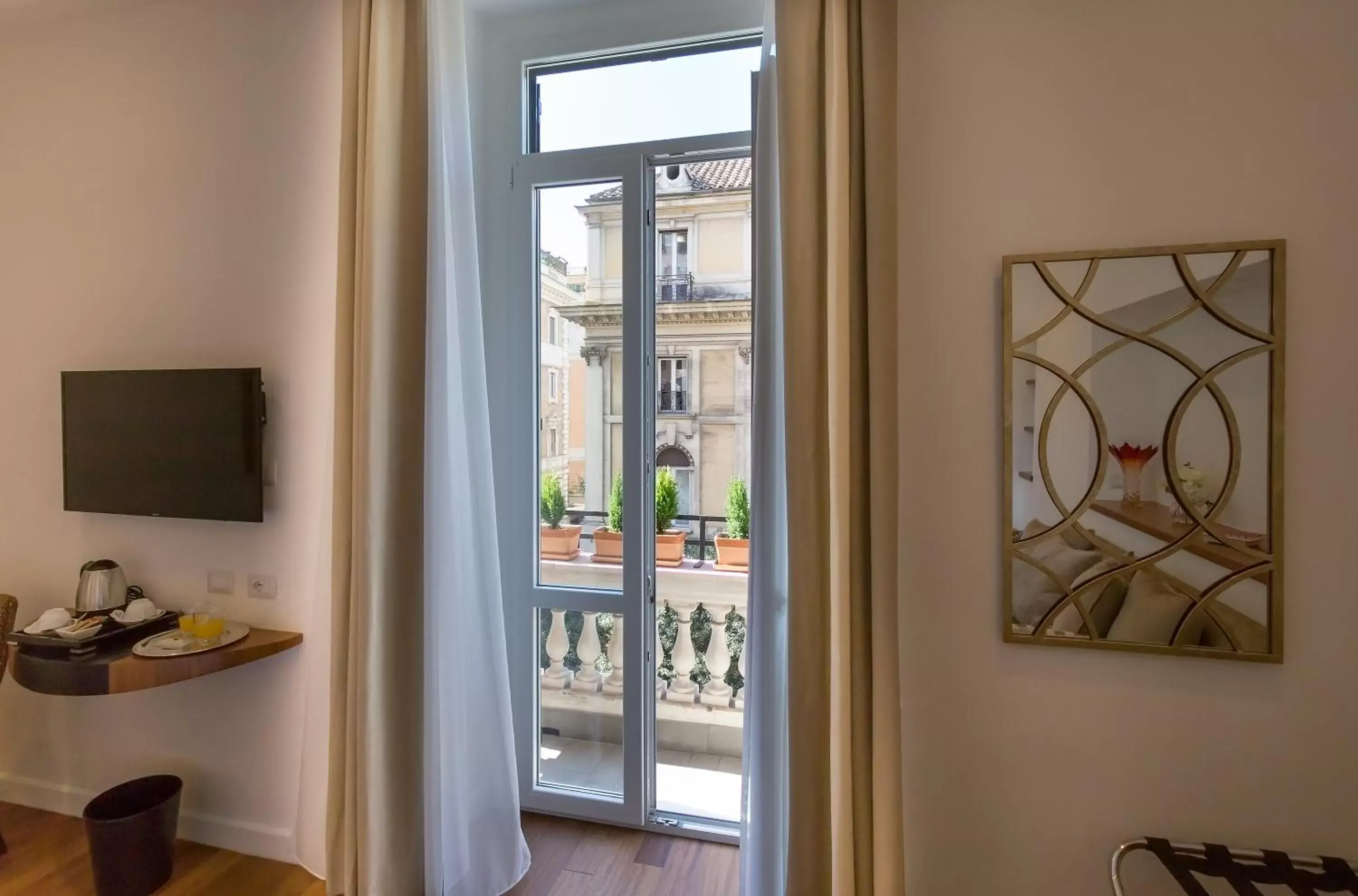 Bedroom in 900 Piazza del Popolo