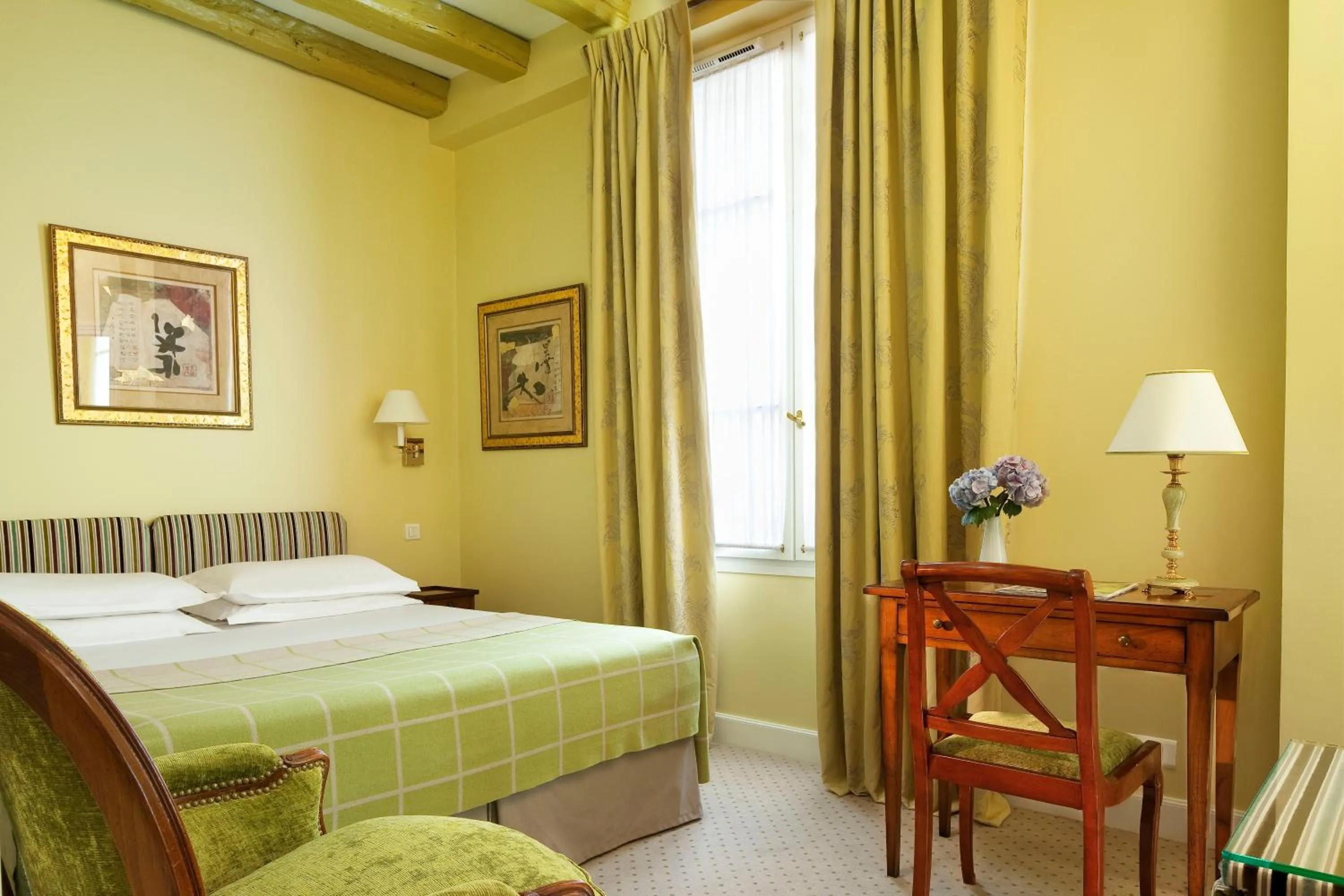 Photo of the whole room, Bed in Le Relais Saint Honoré