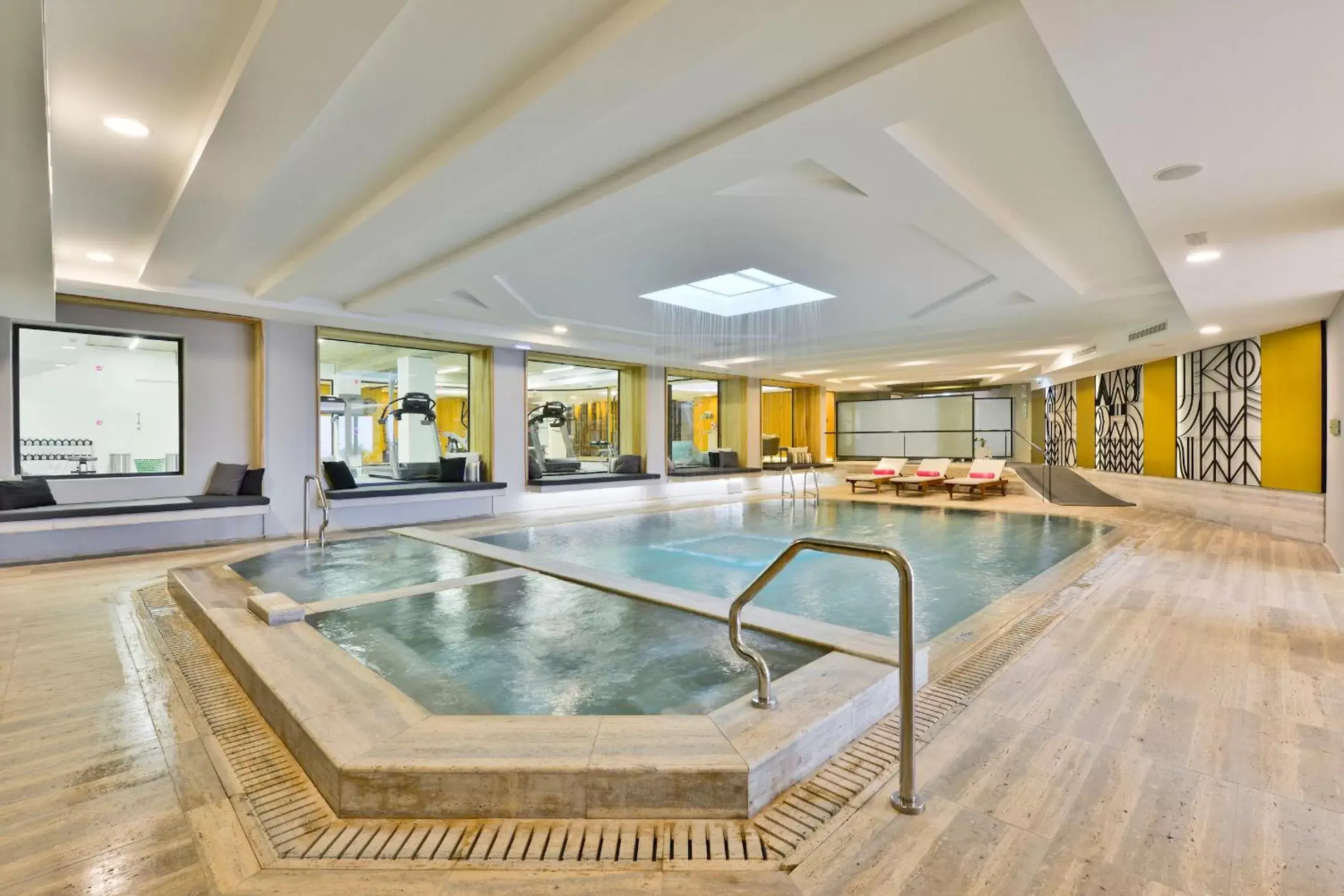 Hot Tub, Swimming Pool in Napa Mermaid Hotel & Suites