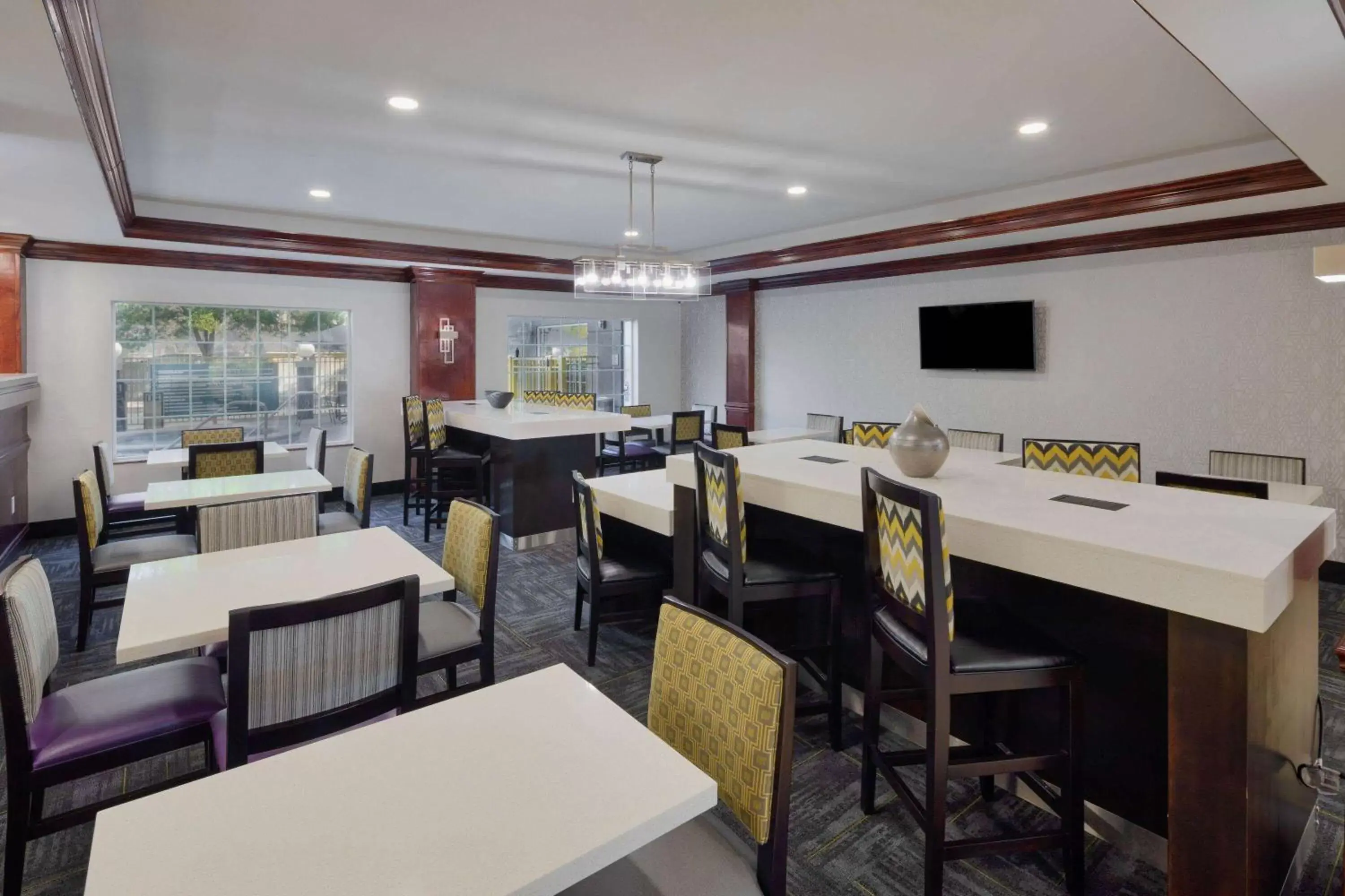 Lobby or reception, Restaurant/Places to Eat in La Quinta by Wyndham Savannah Airport - Pooler