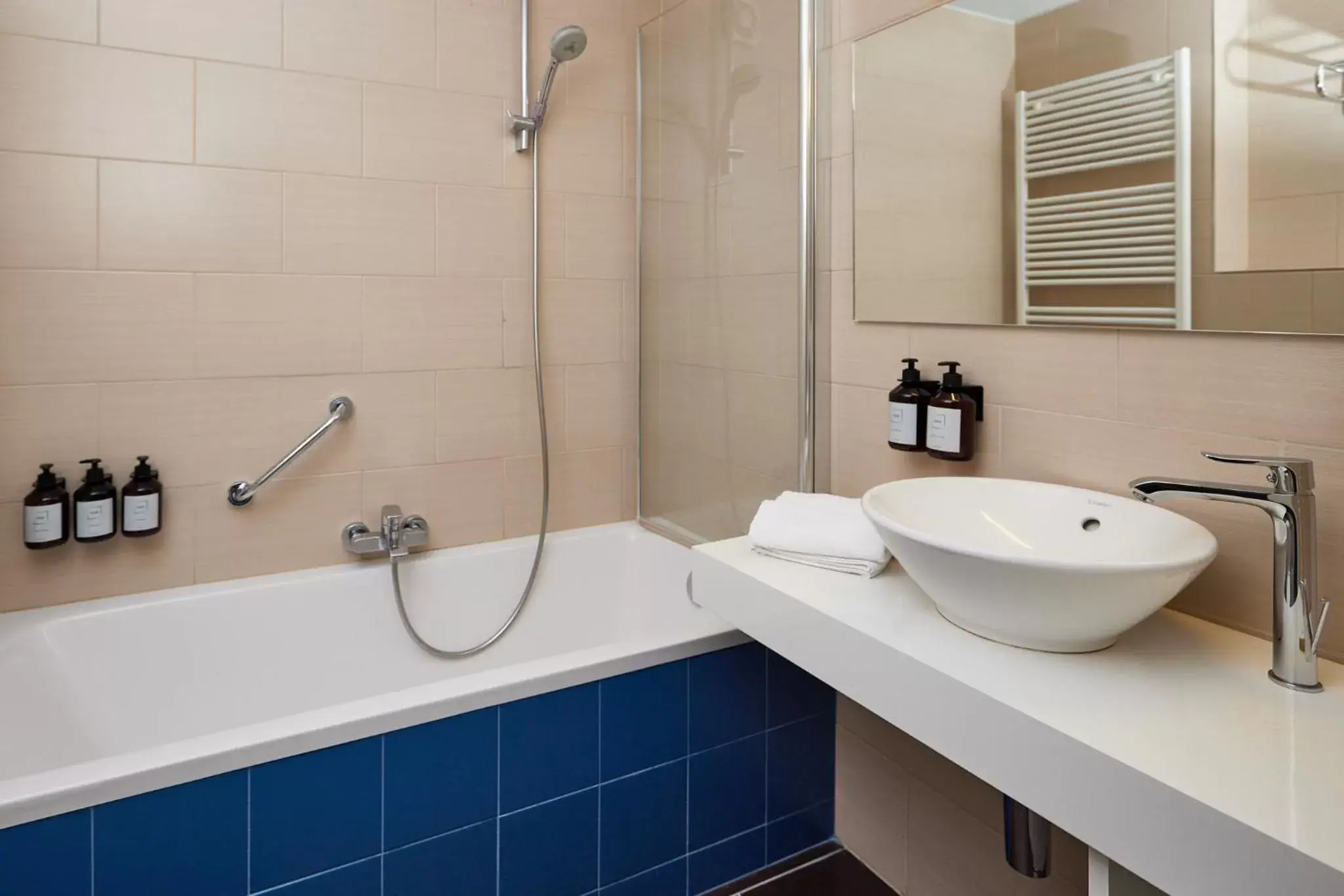 Shower, Bathroom in C-Hotels Burlington