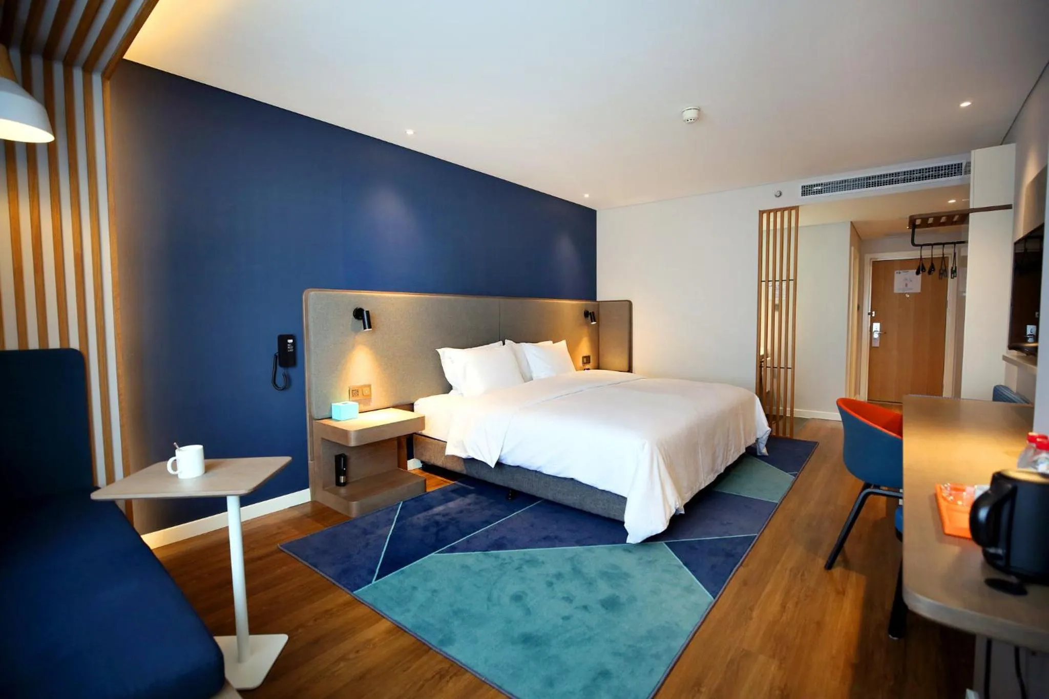 Photo of the whole room, Bed in Holiday Inn Express Chengdu North Railway Station by IHG - Near Panda Base, Near Chunxi Road Free laundromat