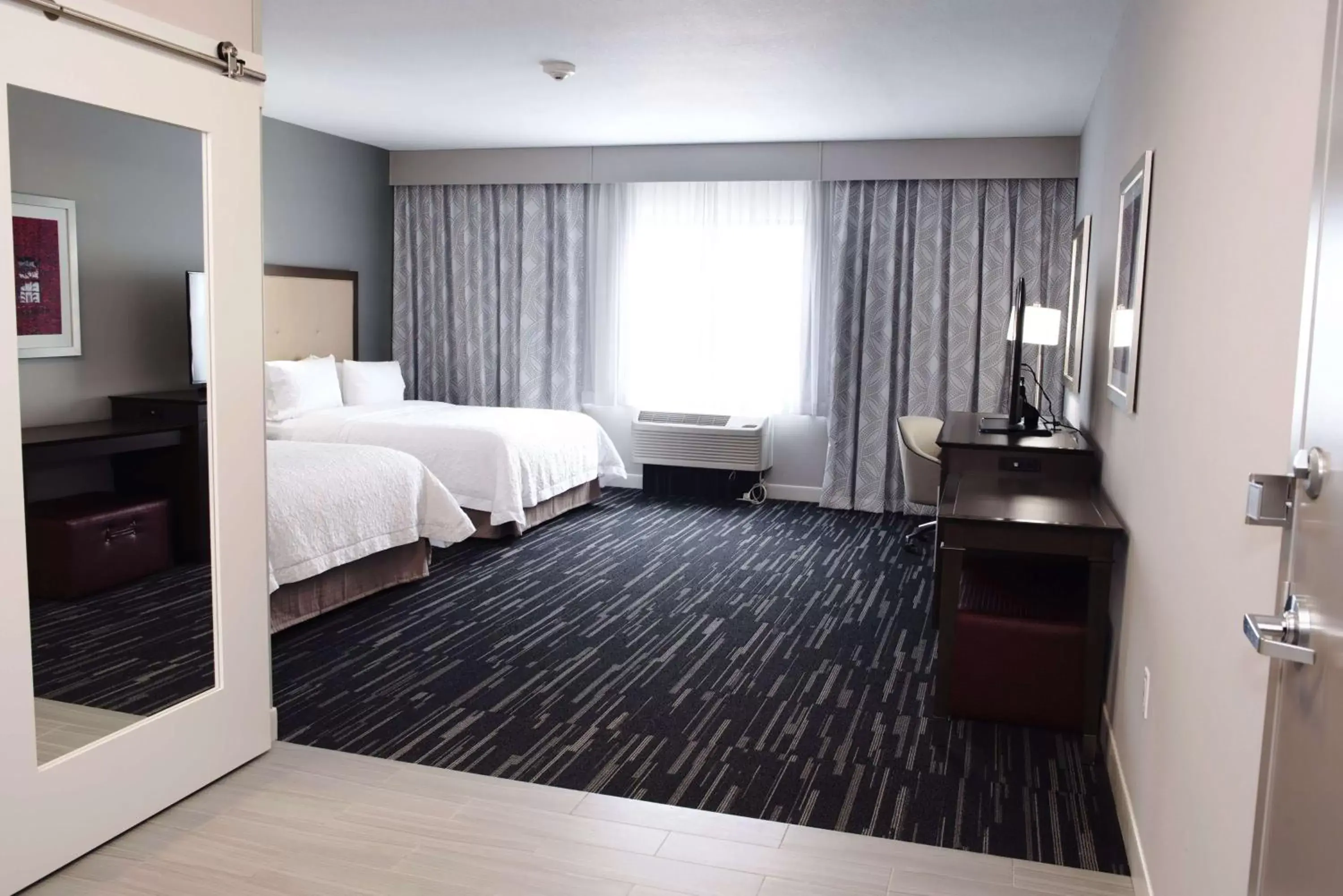 Bedroom, Bed in Hampton Inn By Hilton - Suites Des Moines-Urbandale IA