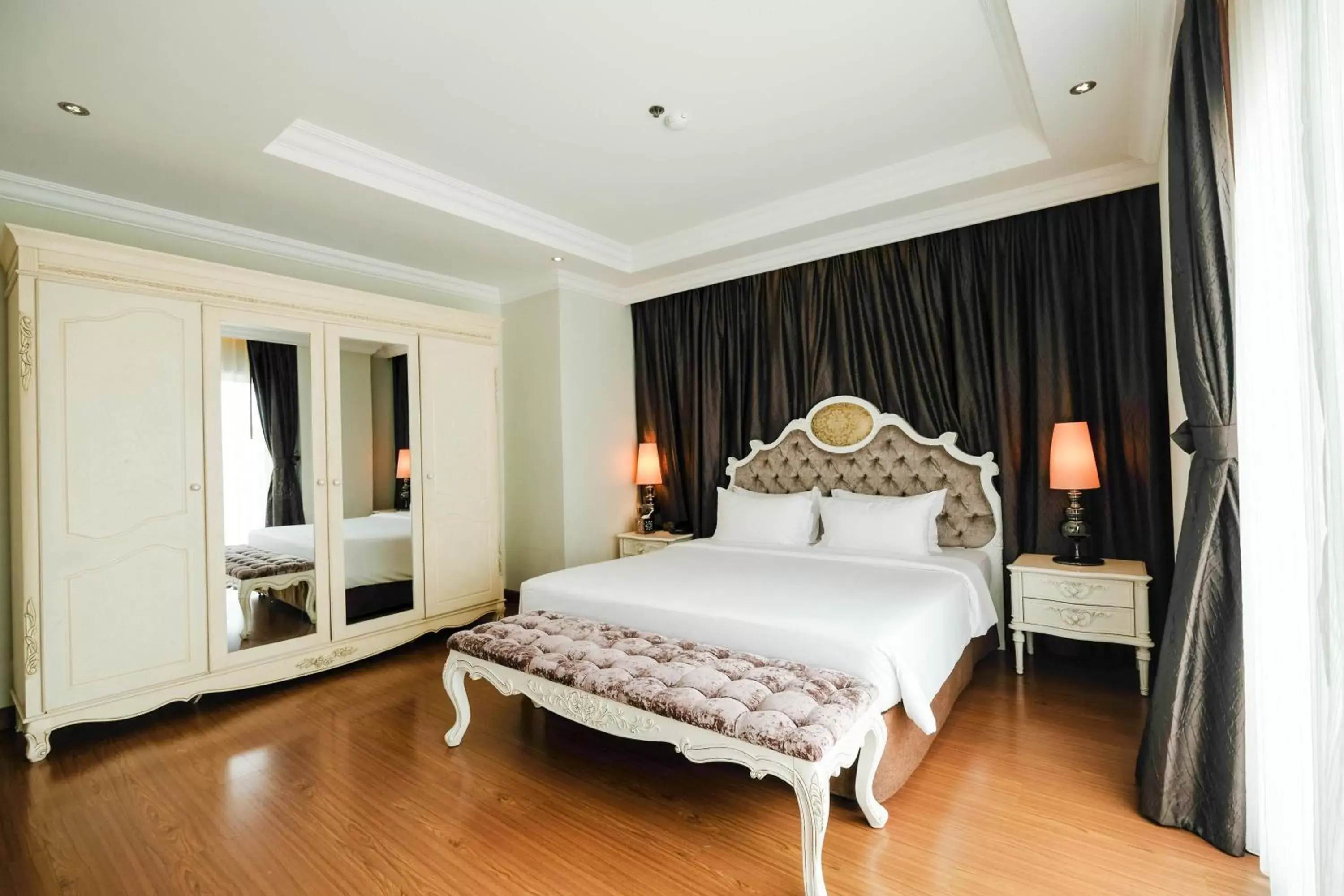 Bedroom, Bed in LK Miracle Suite - SHA Extra Plus