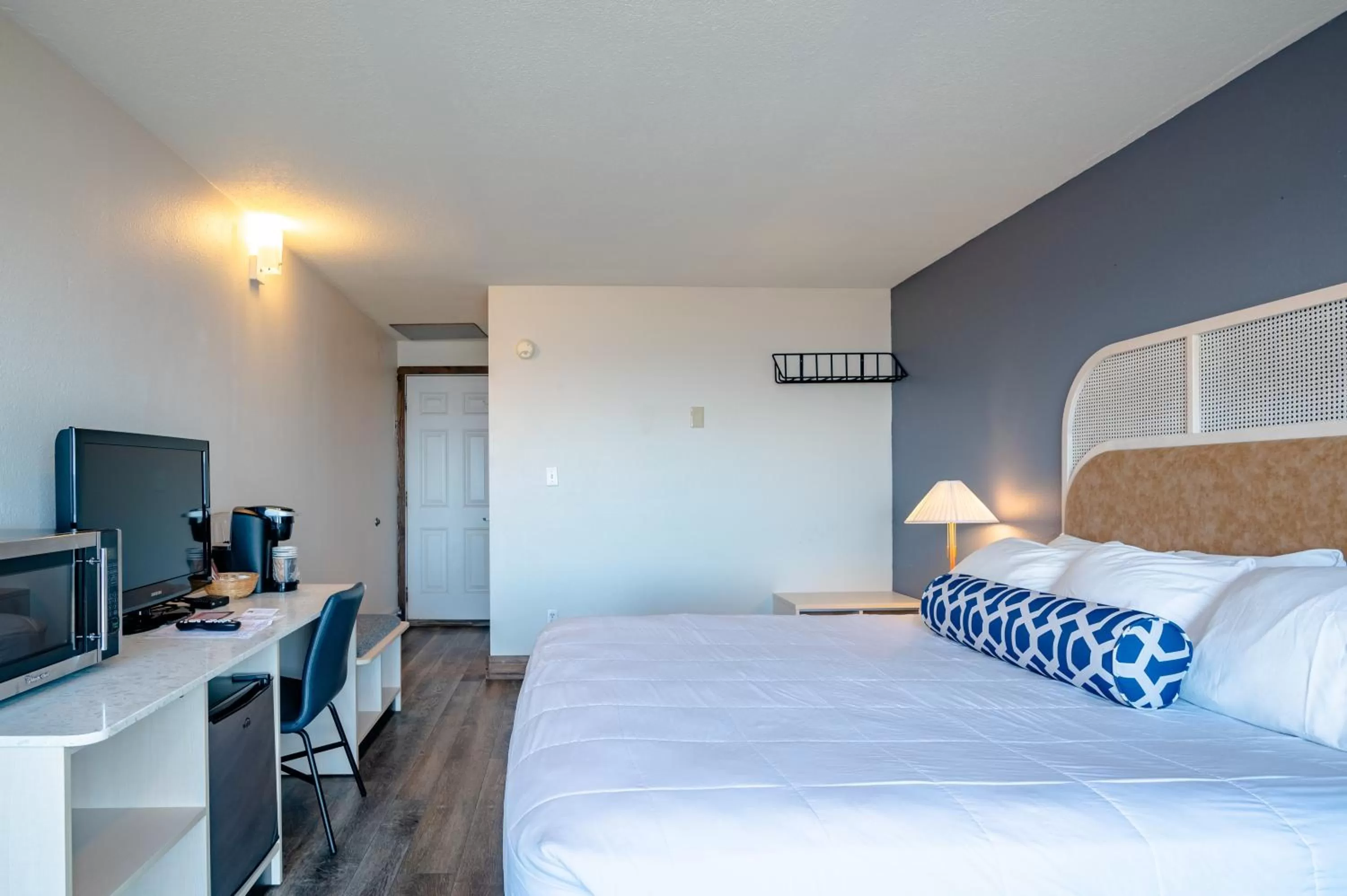 Bedroom, Bed in Seagull Beachfront Inn