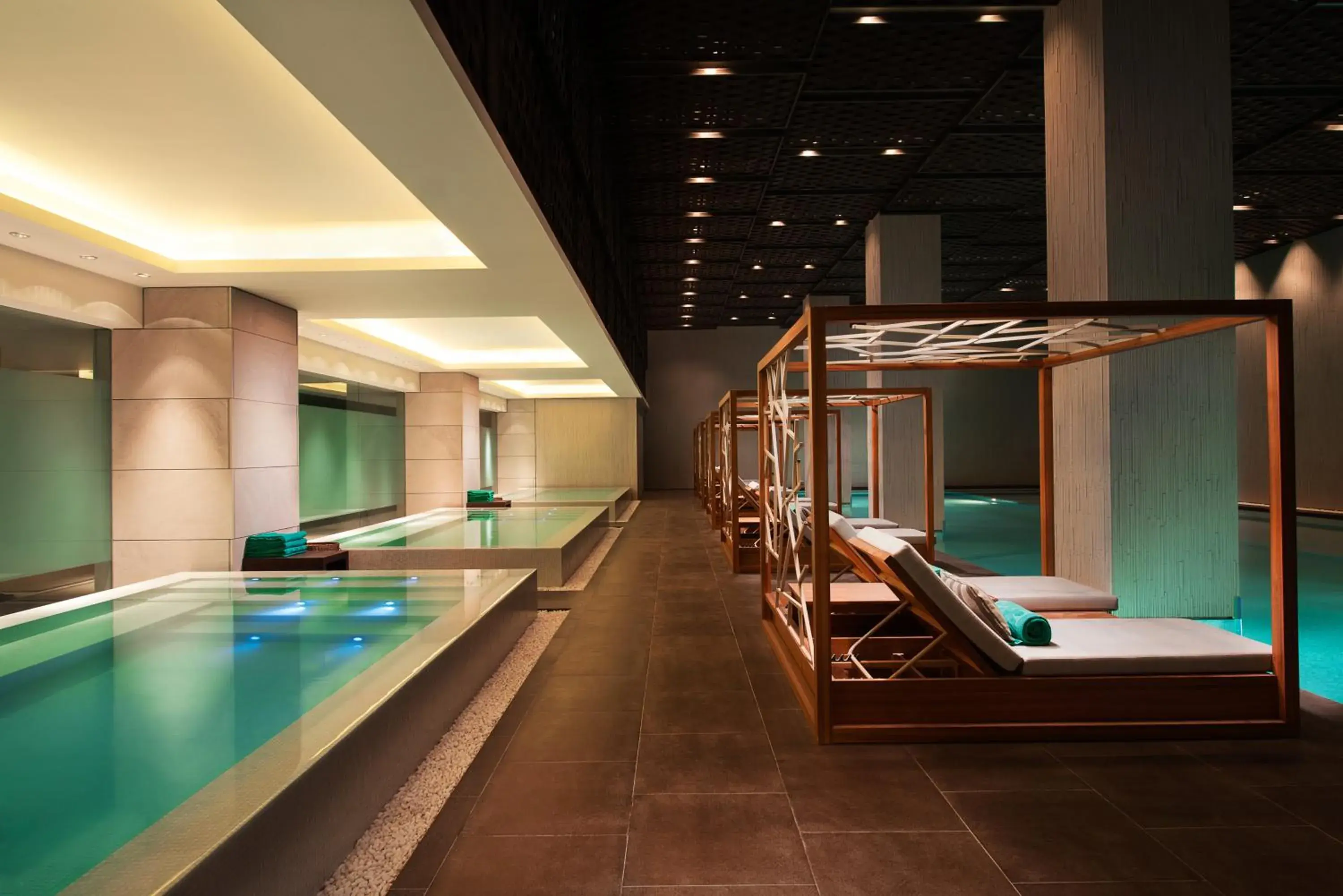 Swimming pool in Banyantree Shanghai On the Bund - Tales rooftop bar boasts a jaw-dropping panoramic vista Swimming pool in Banyantree Shanghai On the Bund - Tales rooftop bar boasts a jaw-dropping panoramic vista