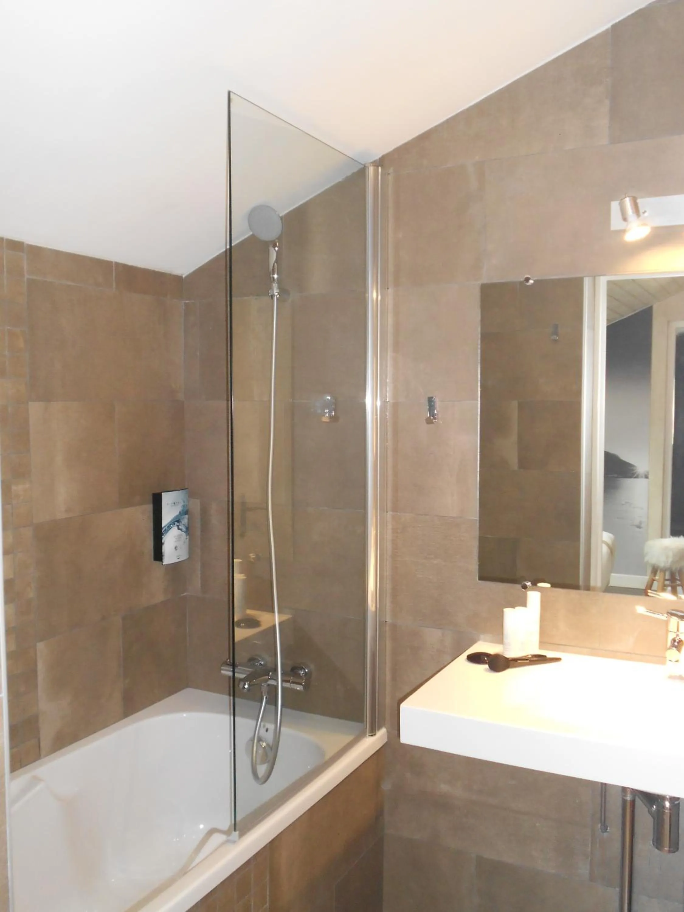 Bathroom in Cit'Hotel Avantici Gap