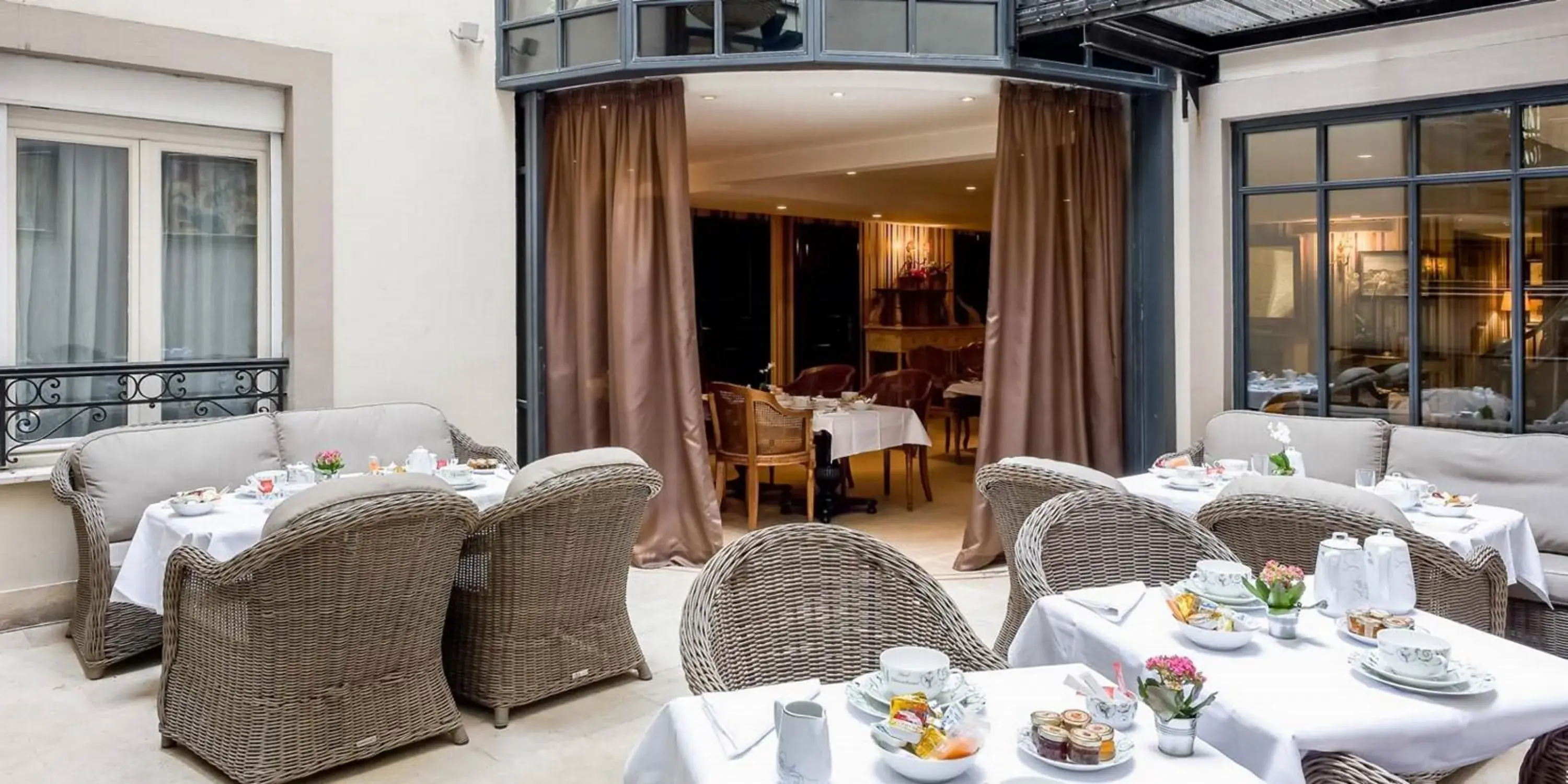 Breakfast, Restaurant/Places to Eat in Chateaubriand Hotel