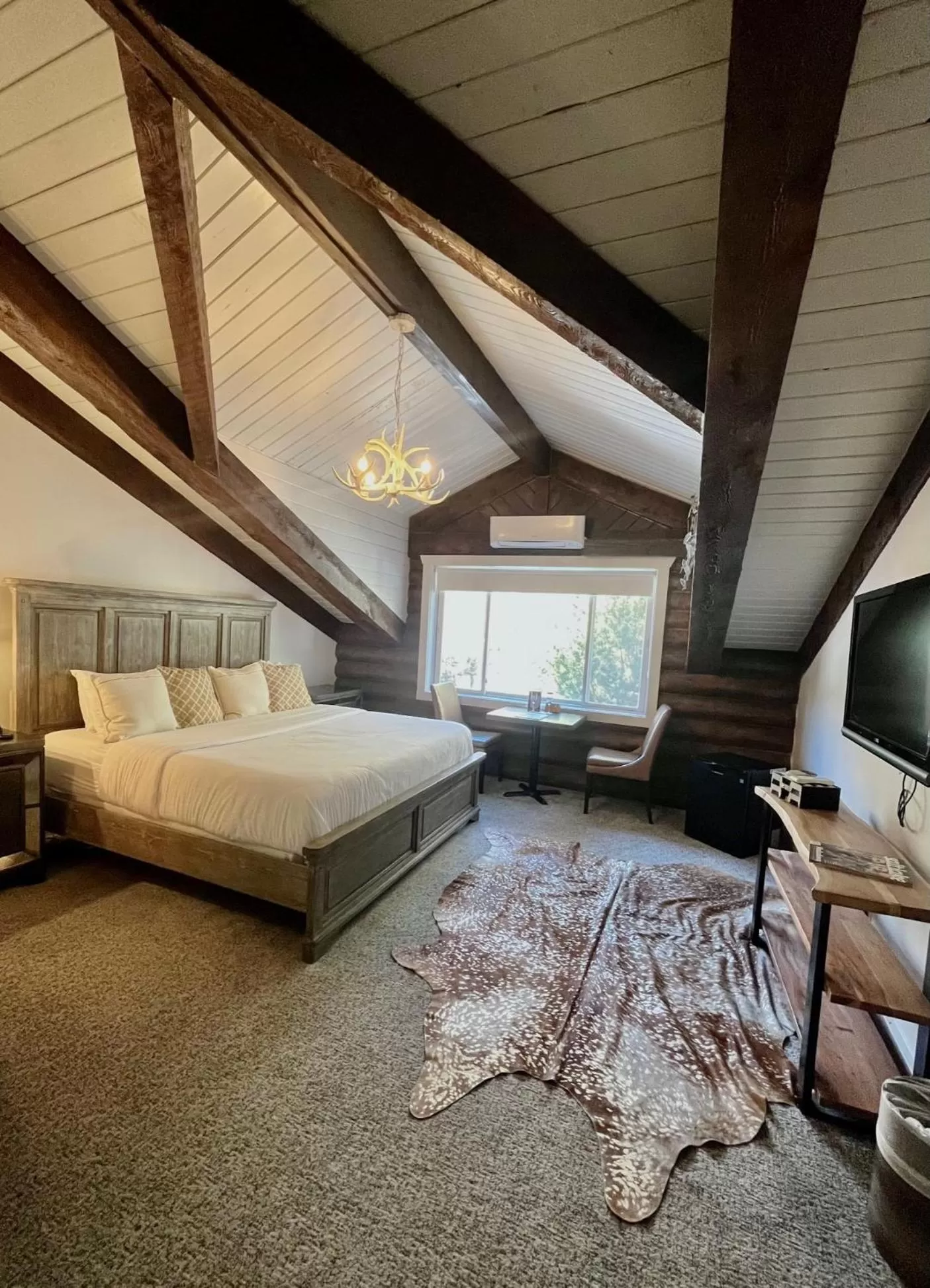 Bed, Seating Area in Alaskan Inn and Spa