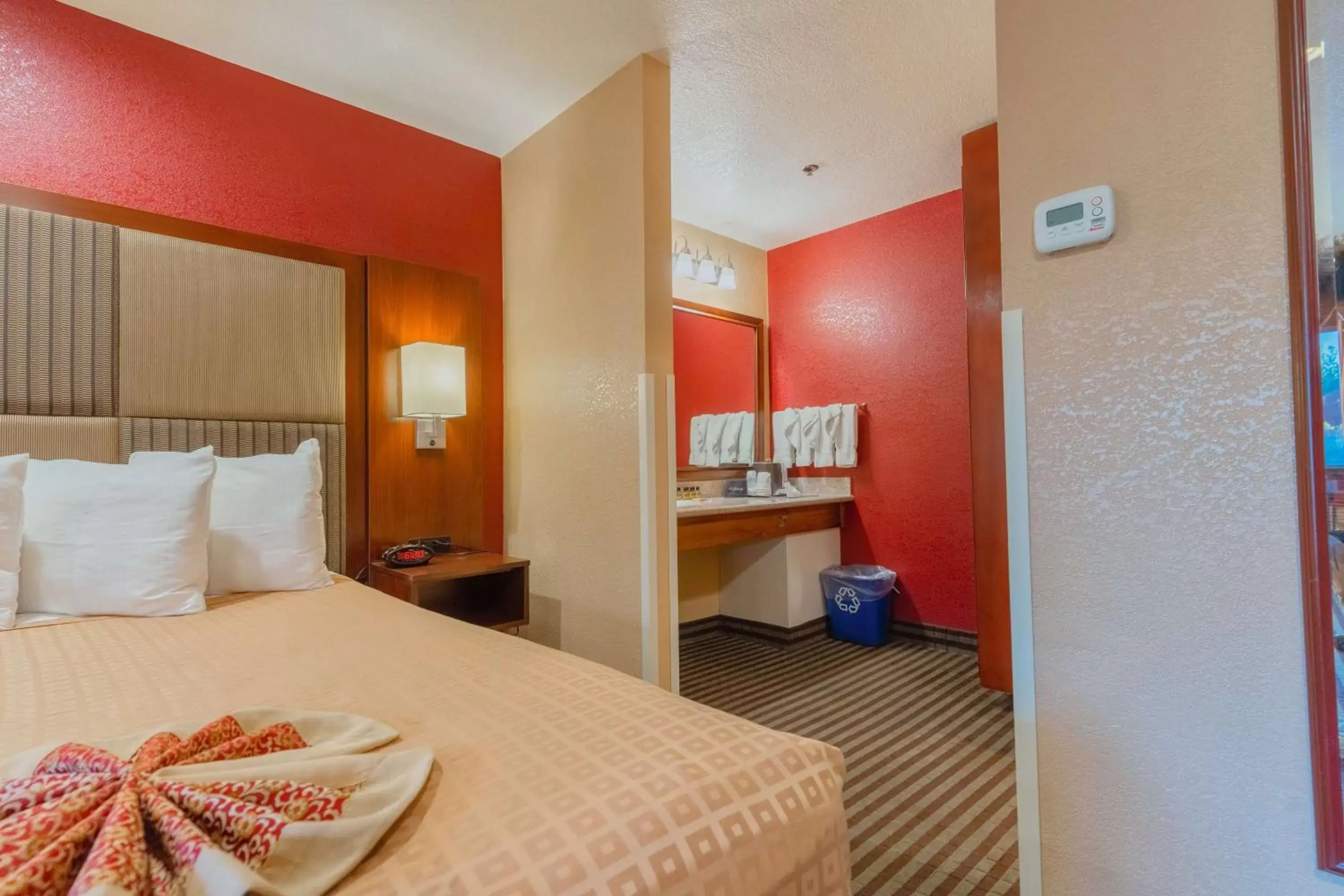 Bedroom, Bed in Best Western Plus Yosemite Way Station