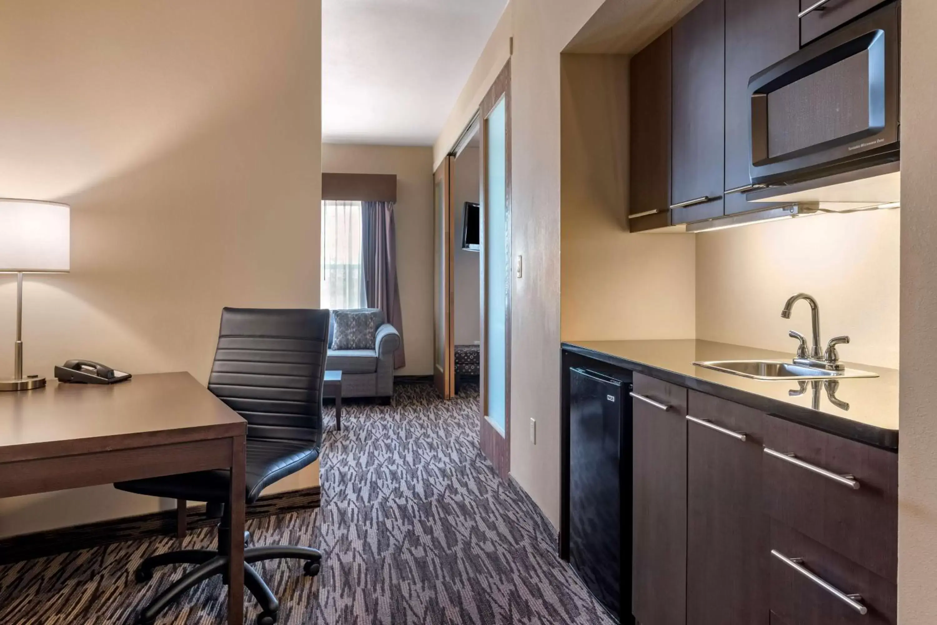 Bedroom, Kitchen/Kitchenette in Best Western Plus Bridgewater Hotel & Convention Centre