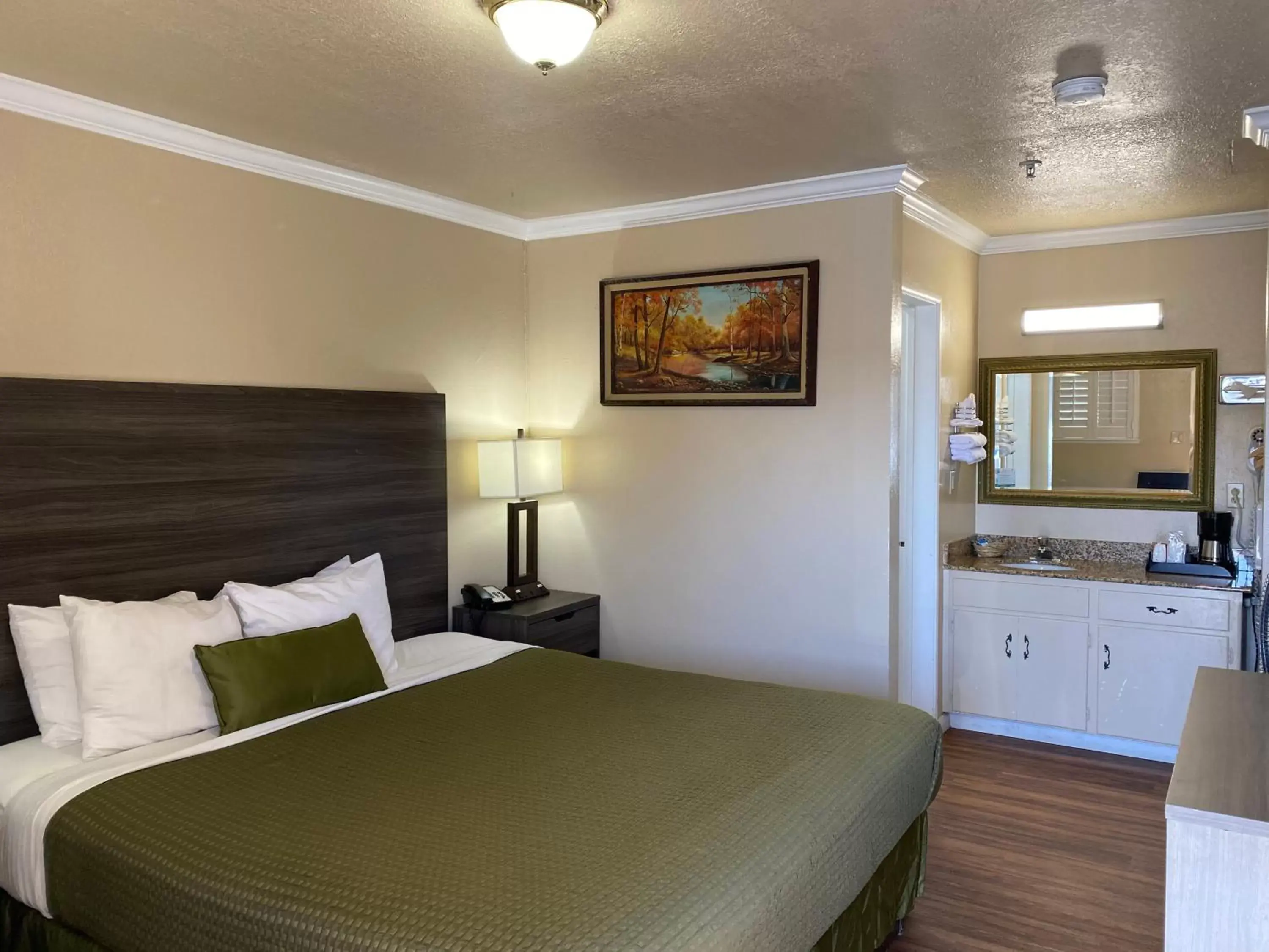 Photo of the whole room, Bed in Holland Inn & Suites