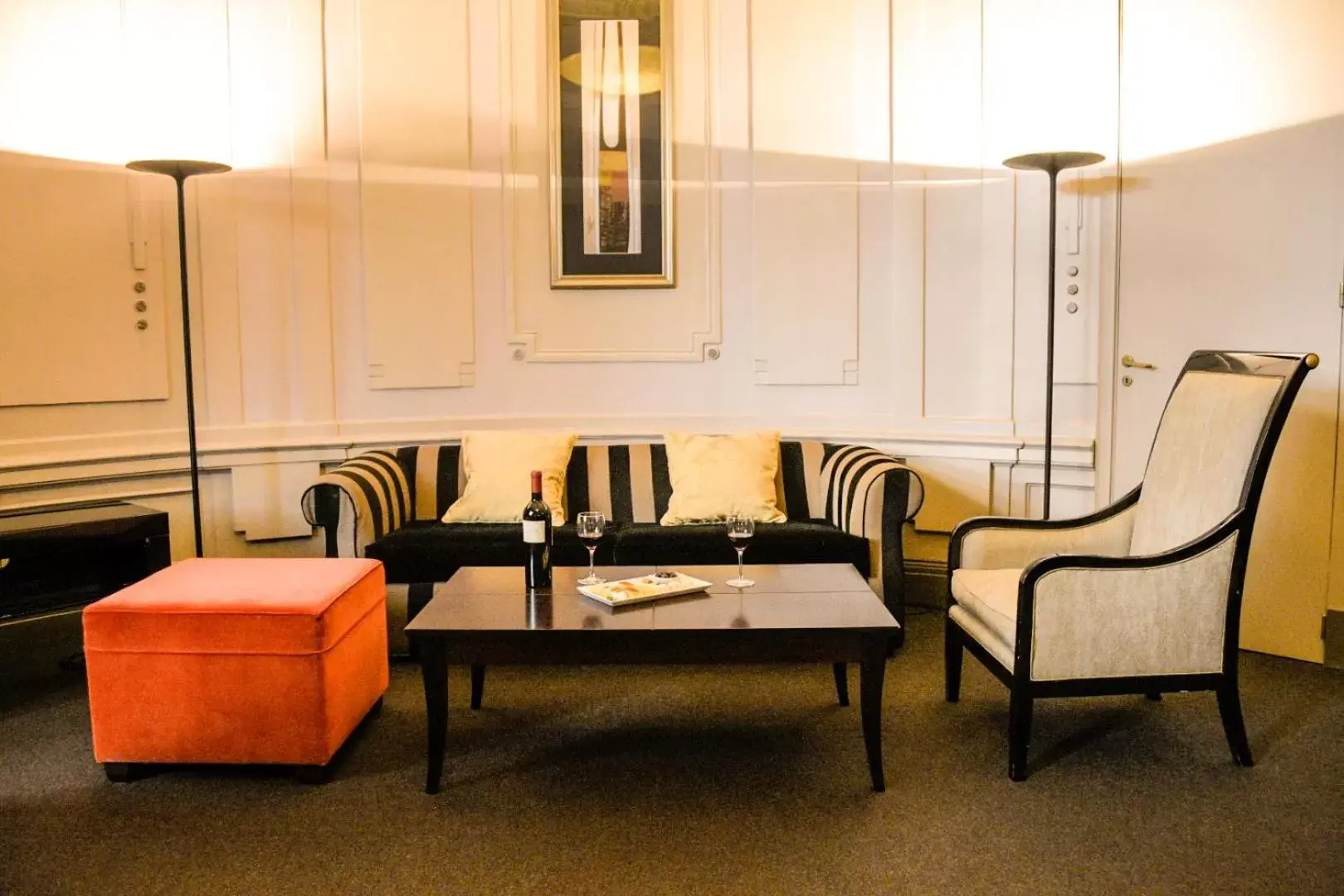 Bedroom, Seating Area in Savoy Hotel