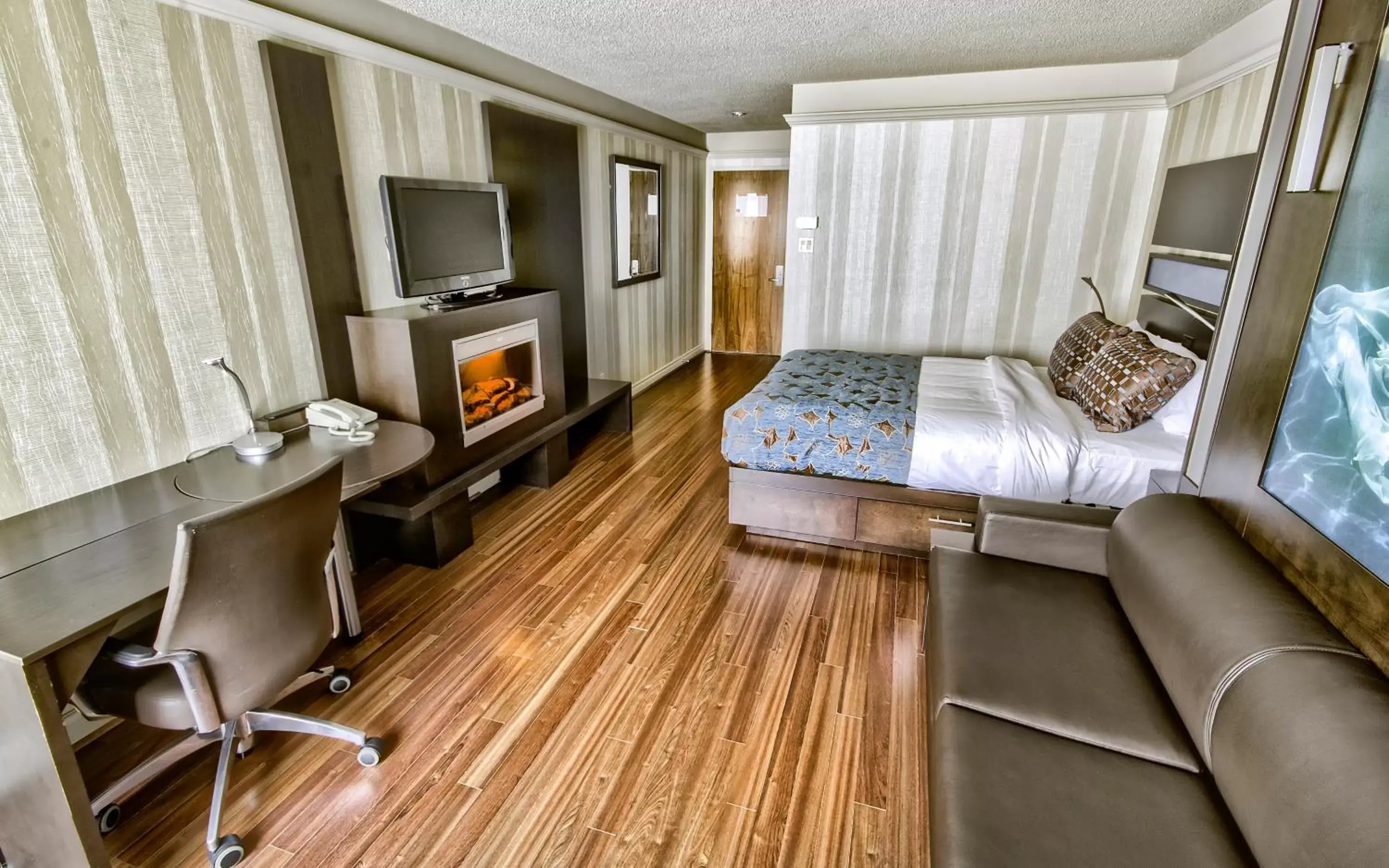 Modern room, 1 Queen bed and 1 Queen Murphy bed with fireplace - Exterior View in Hôtel Québec Inn