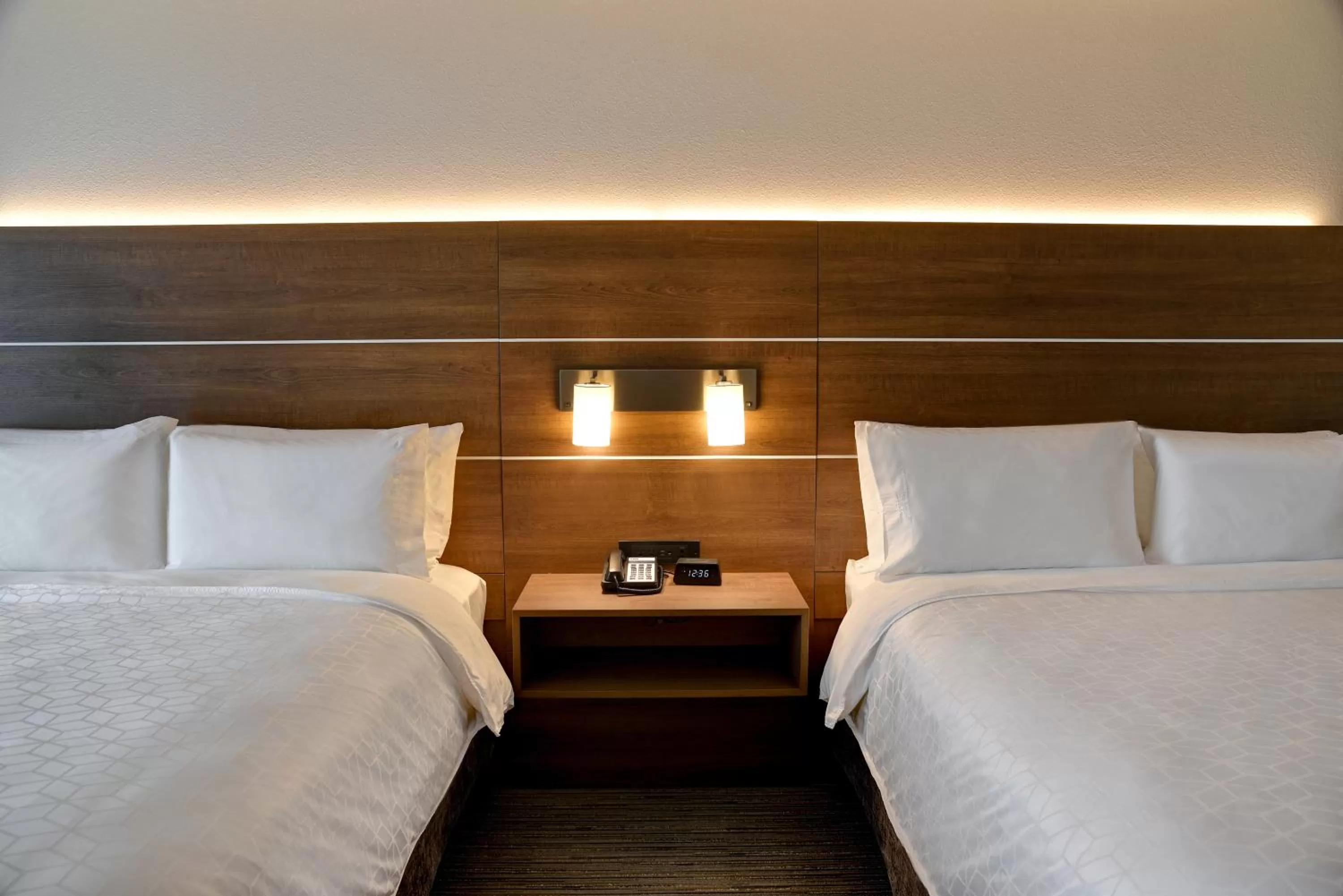 Bed in Holiday Inn Express & Suites - Ottawa by IHG