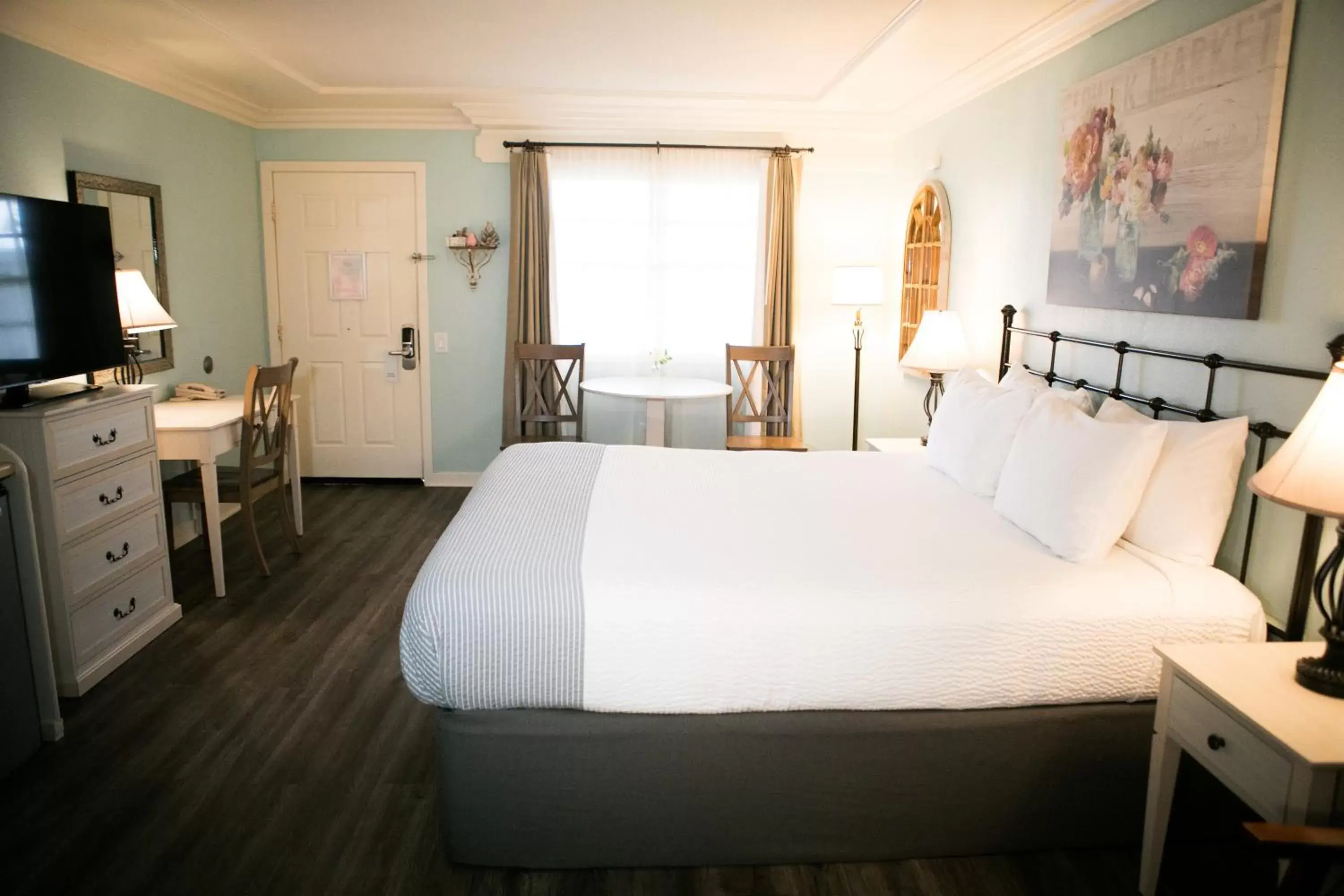 Bed in Sea Otter Inn Bed in Sea Otter Inn