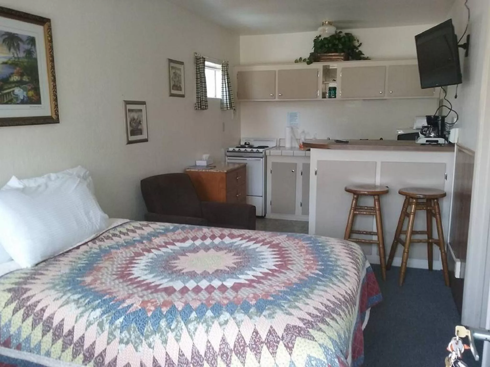 Photo of the whole room, Kitchen/Kitchenette in Bishop Village Motel