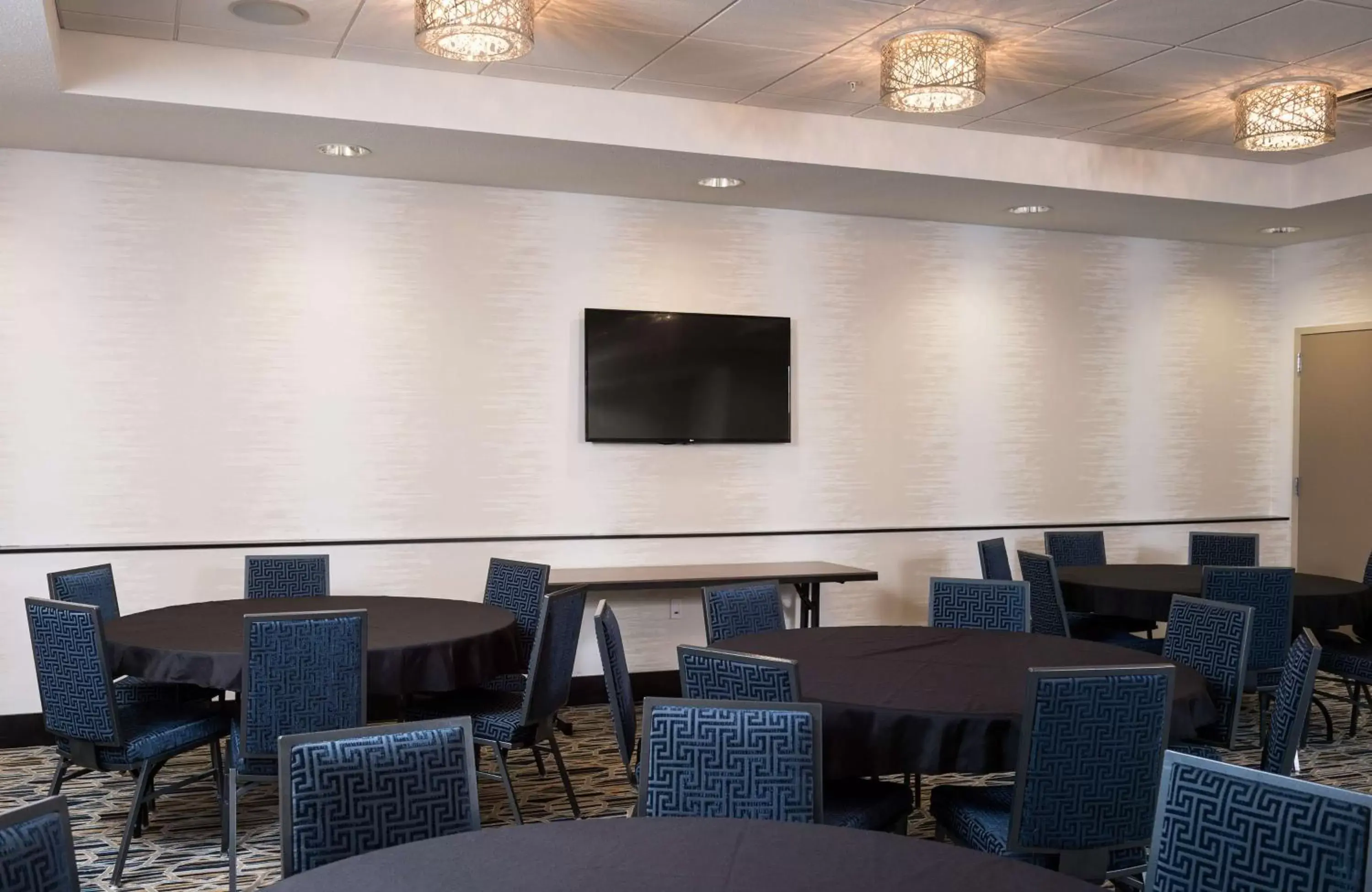 Meeting/conference room, Restaurant/Places to Eat in Hampton Inn and Suites La Crosse Downtown