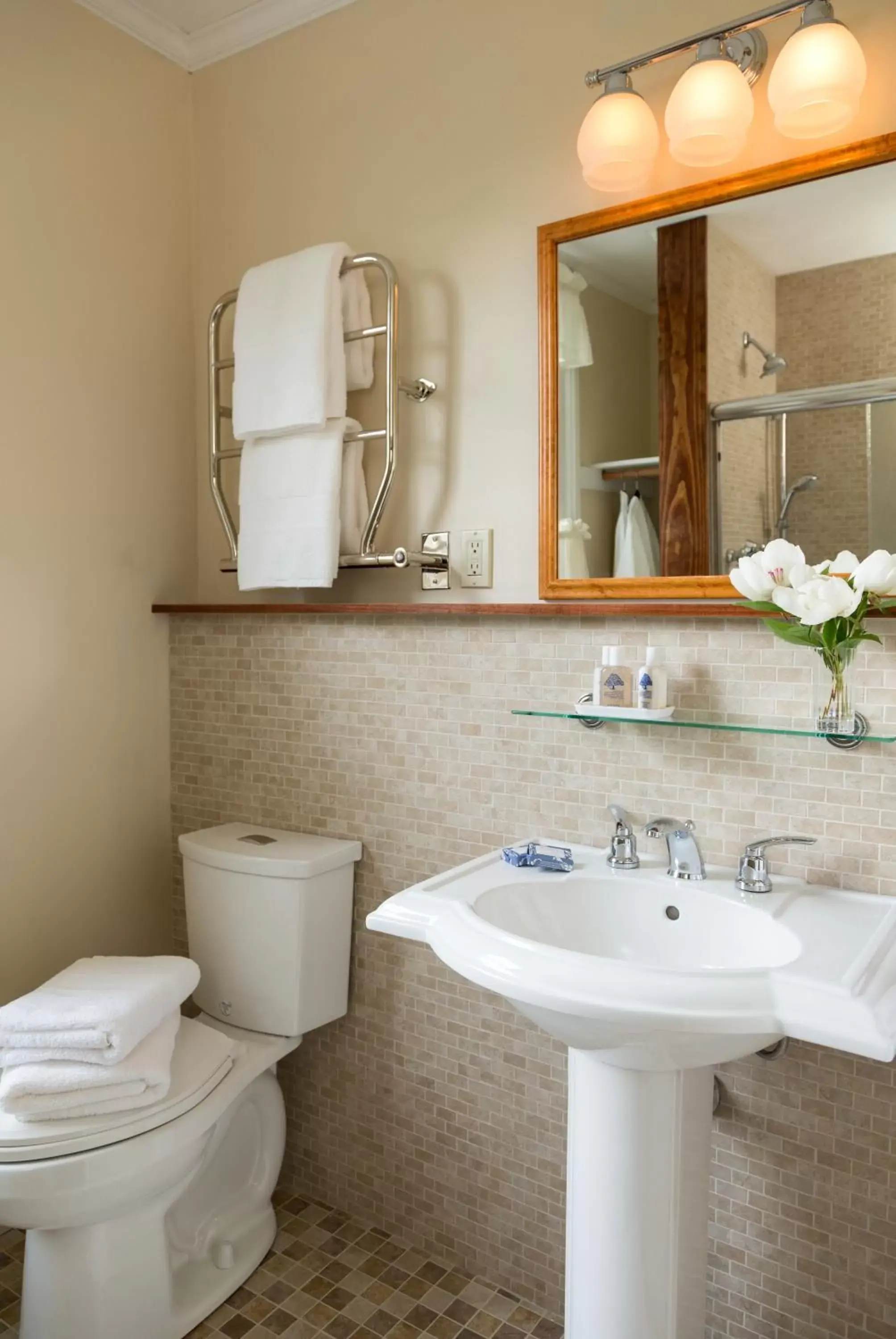 Bathroom in Brampton Bed and Breakfast Inn