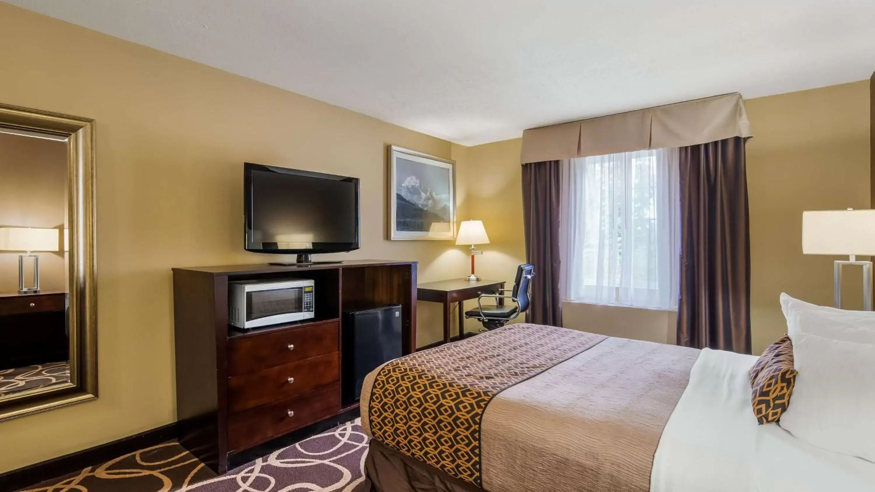 Photo of the whole room, TV/Entertainment Center in Best Western Plus Pioneer Park Inn