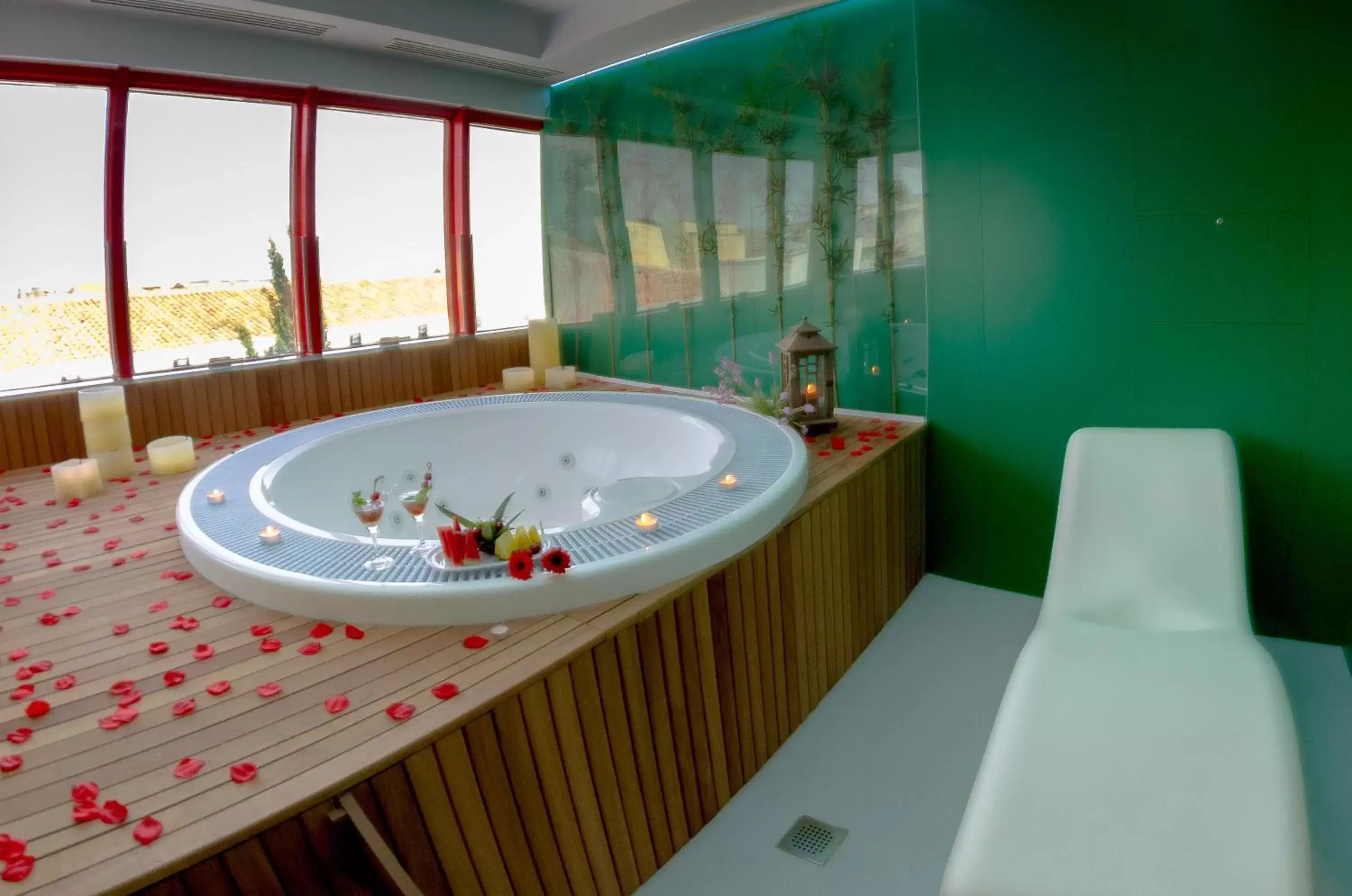 Hot Tub, Bathroom in Hospedería Mirador de Llerena
