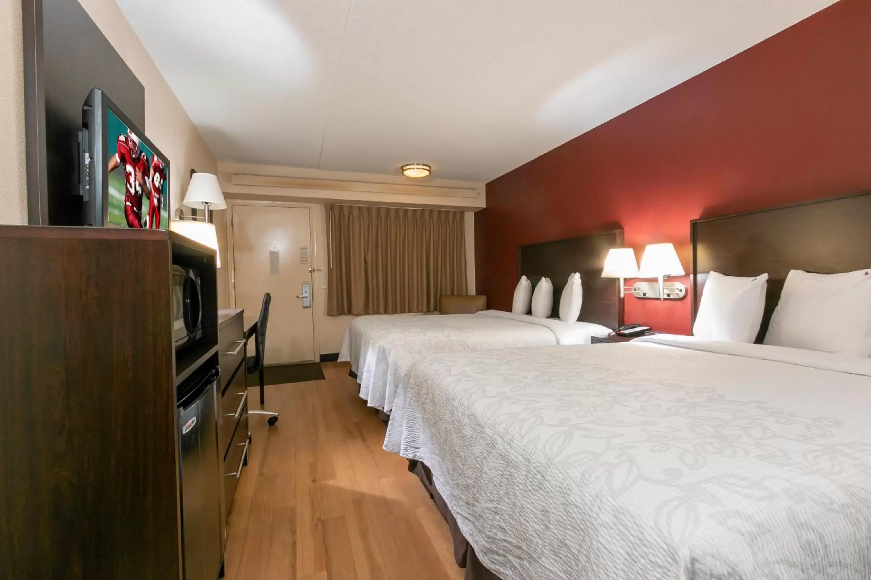 Bedroom, Bed in Red Roof Inn PLUS+ Pittsburgh South - Airport