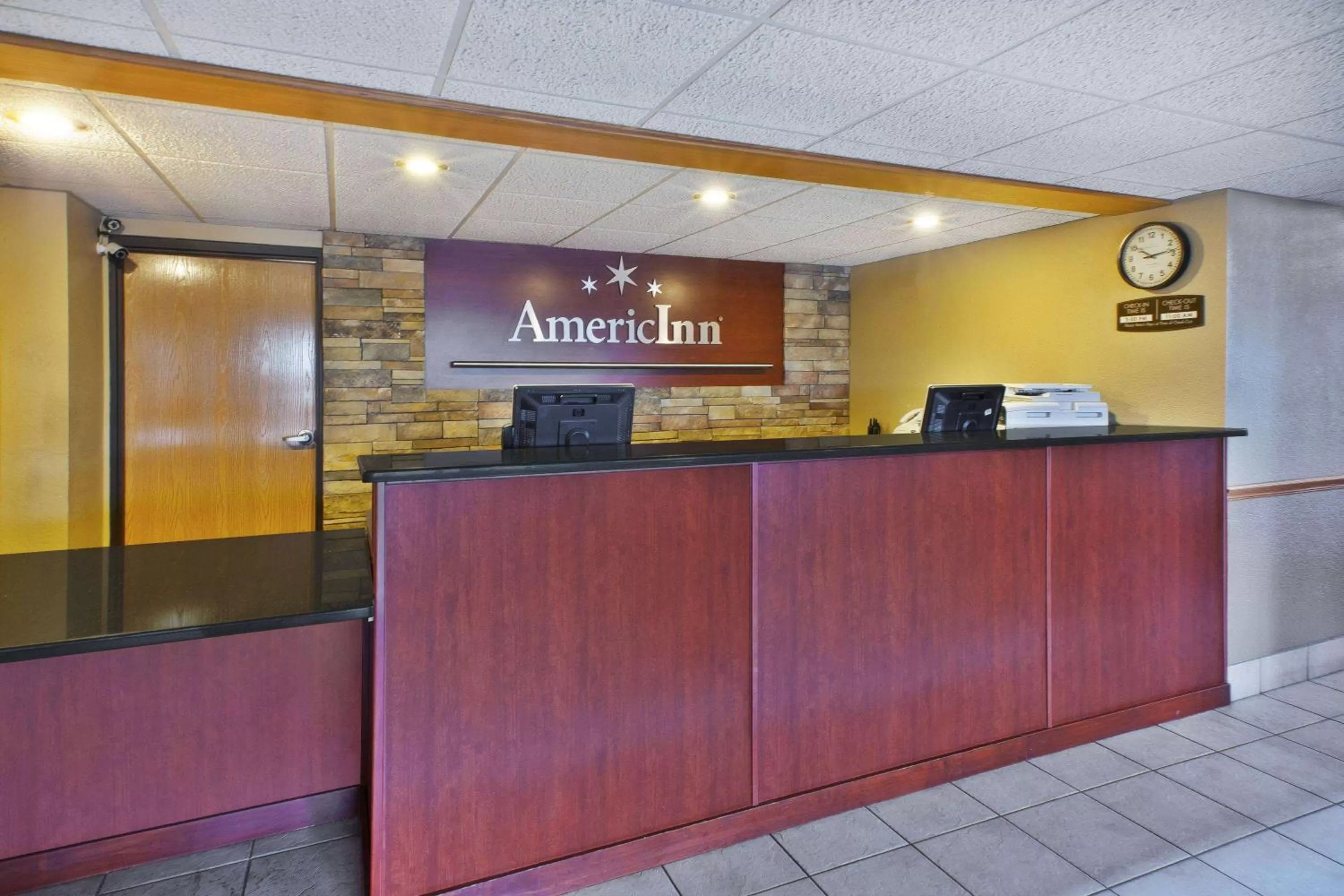 Lobby or reception in AmericInn by Wyndham Bay City