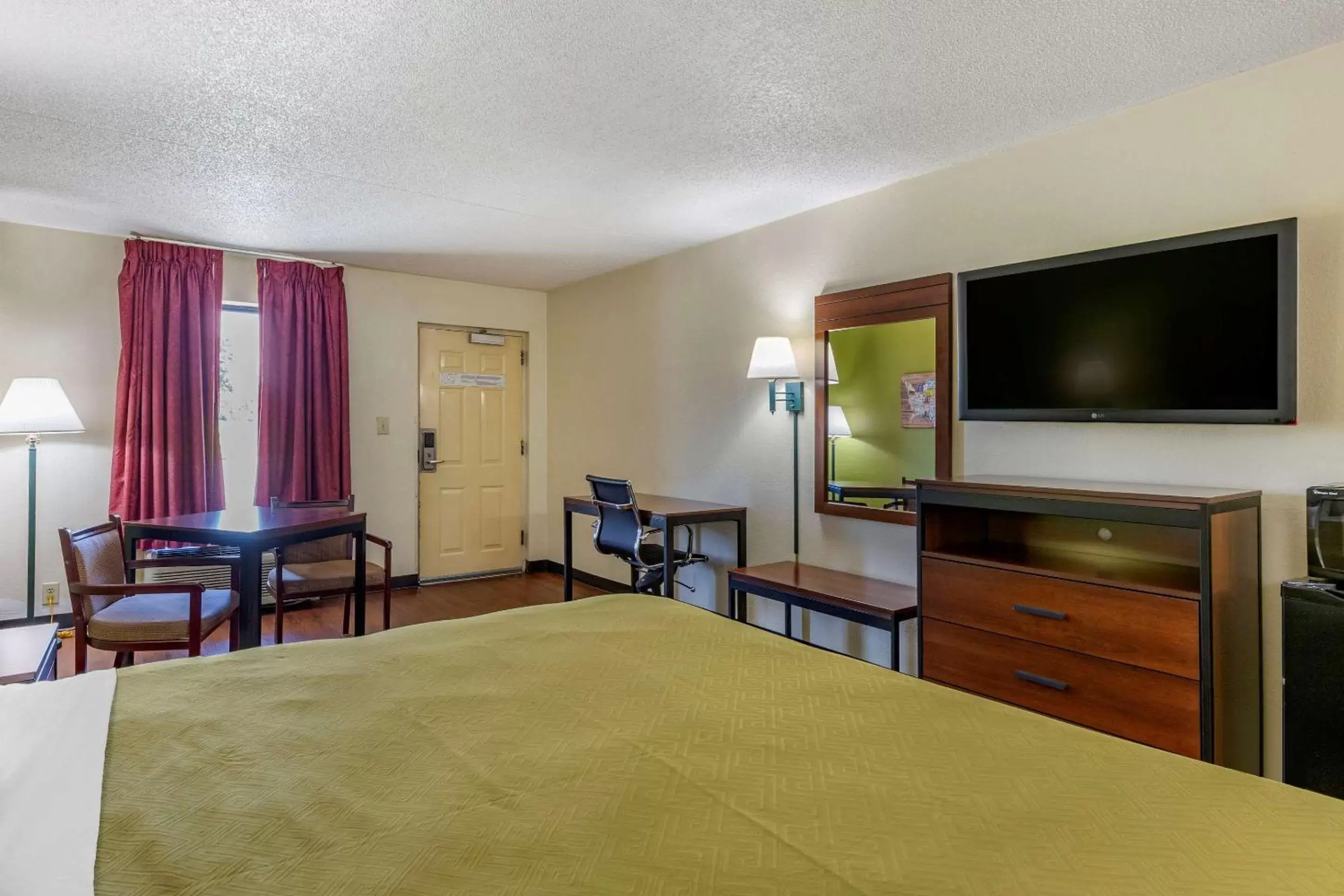 Photo of the whole room, TV/Entertainment Center in Econo Lodge Fayetteville