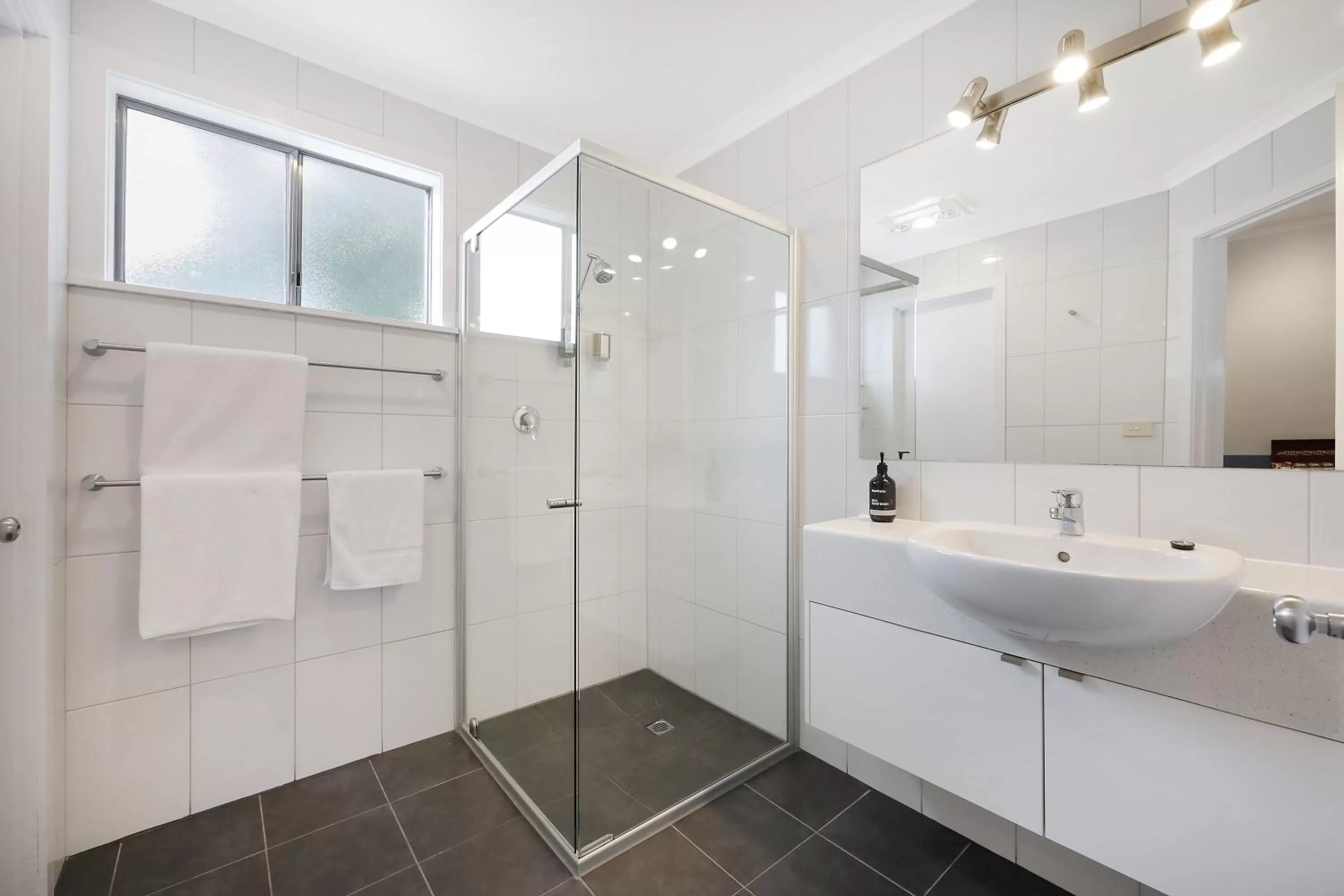 Bathroom in Hamilton Townhouse Motel